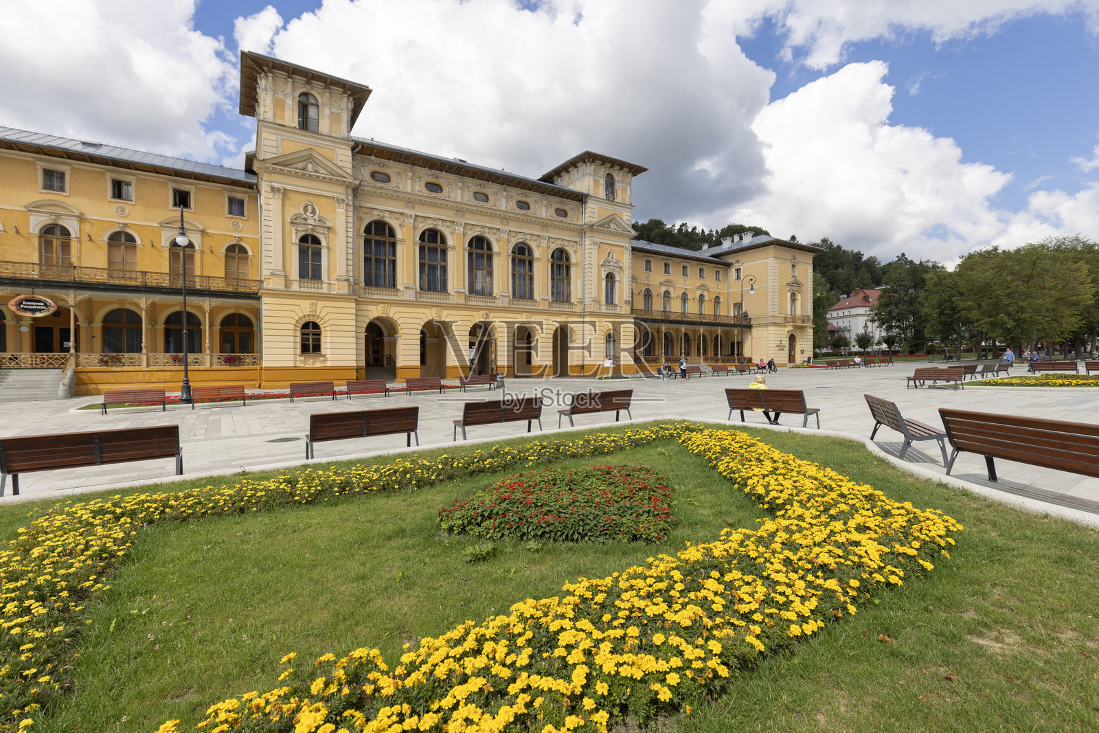 克里尼察-兹德罗伊的海滨长廊和老温泉大楼照片摄影图片