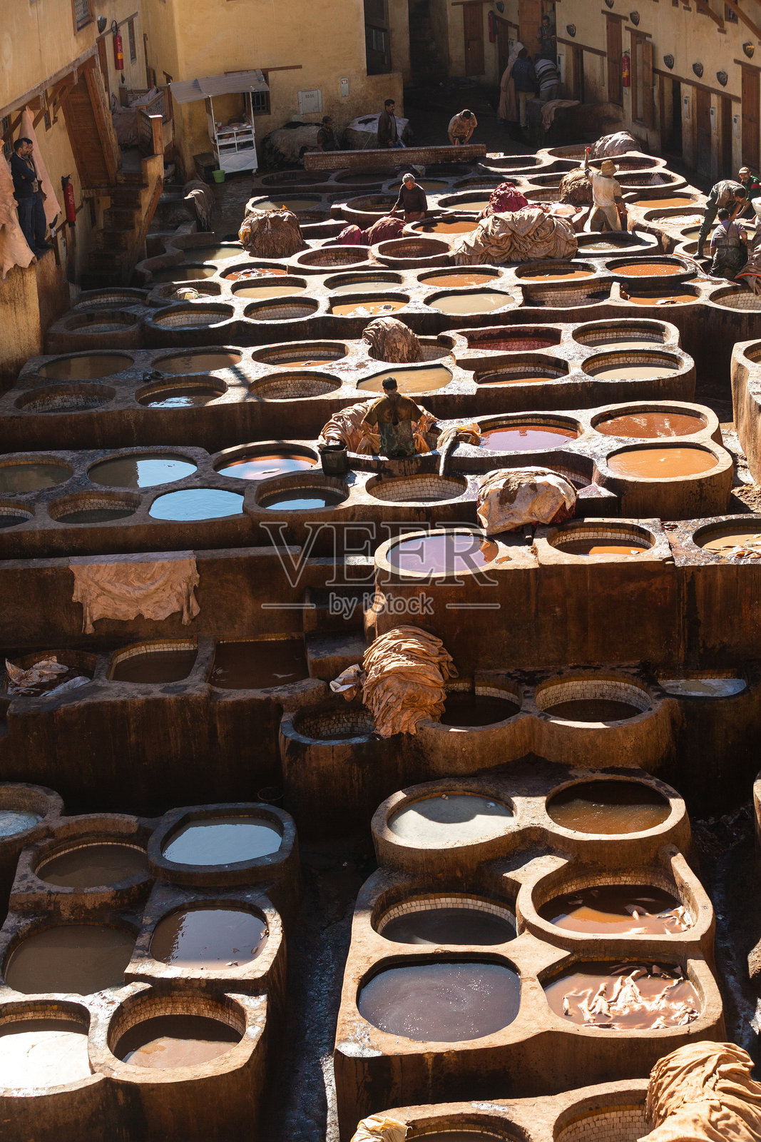 摩洛哥菲斯的历史制革厂，传统皮革染色照片摄影图片