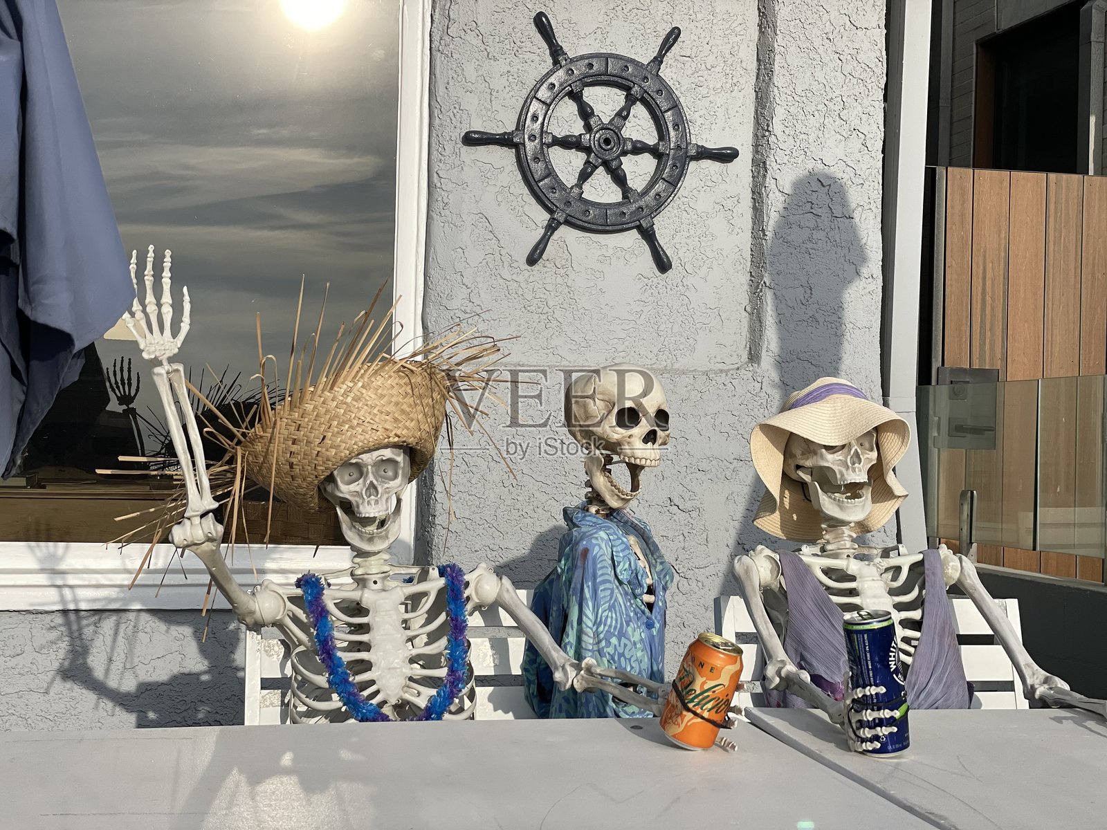 海滩上的骷髅万圣节装饰照片摄影图片