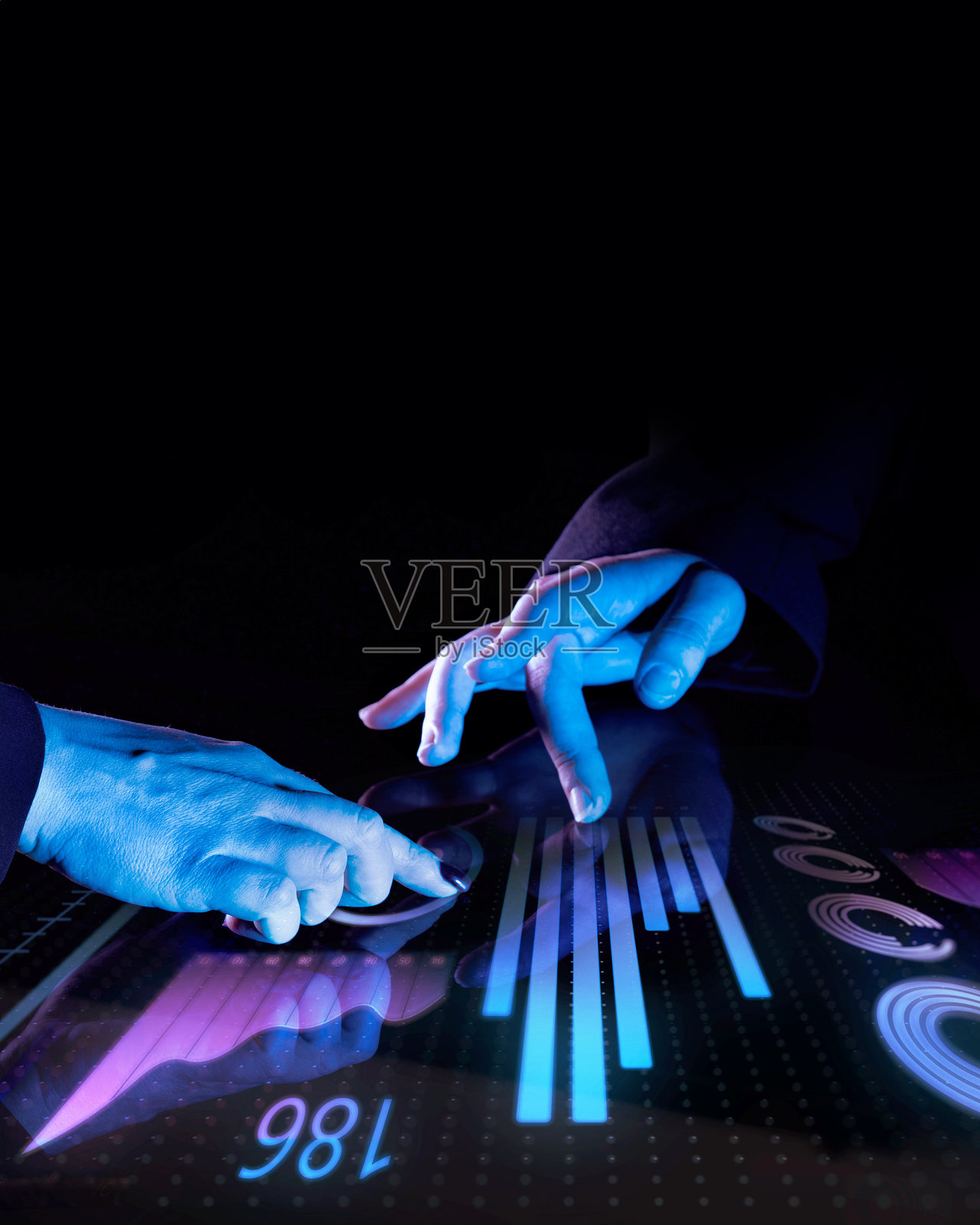 拼贴画。两位专业人士与未来数字界面互动，正在与发光的蓝色数据可视化、分析和柱状图进行交流，背景为黑色。照片摄影图片