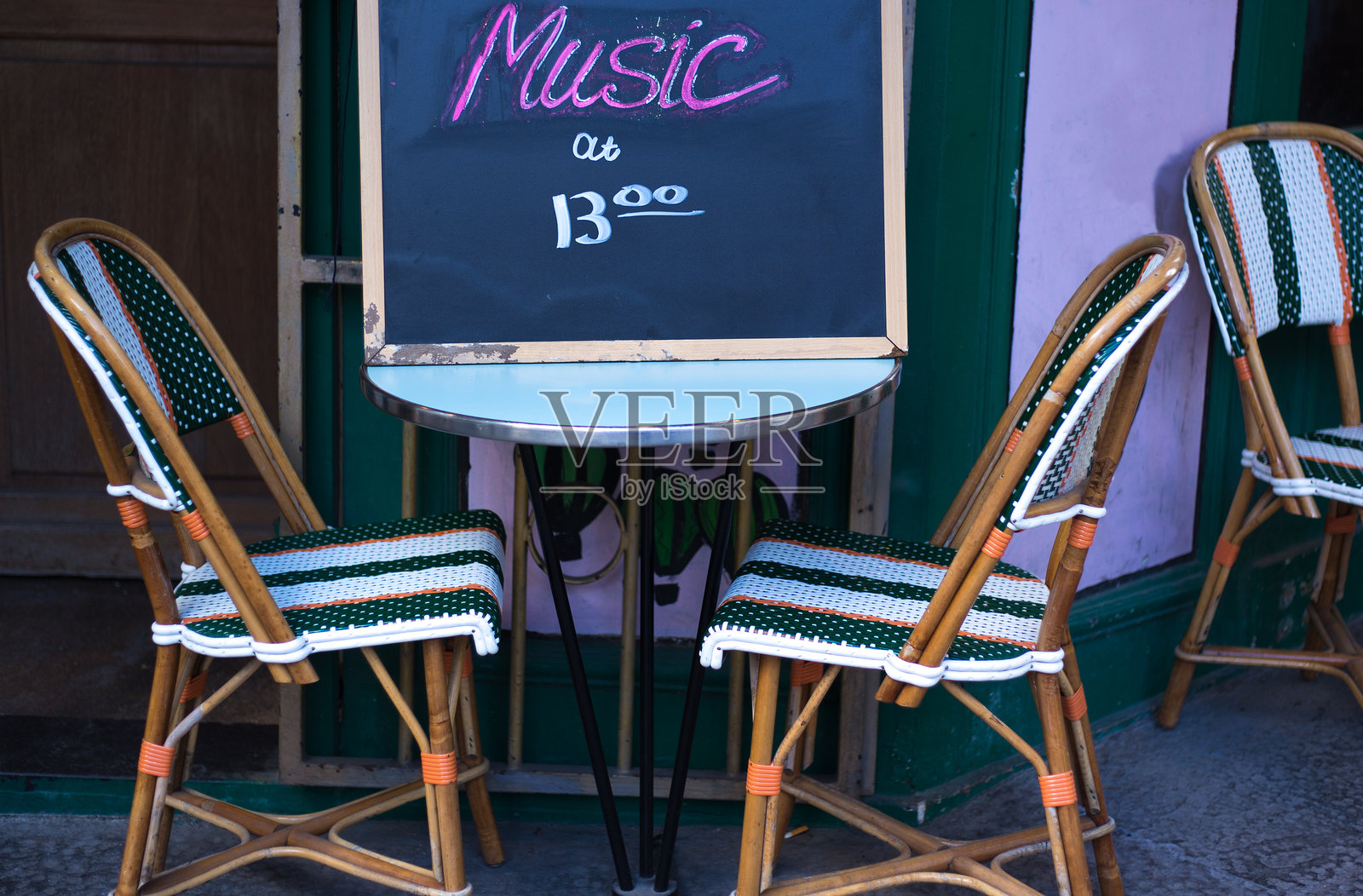 法国巴黎：人行道咖啡桌与黑板标志：音乐照片摄影图片