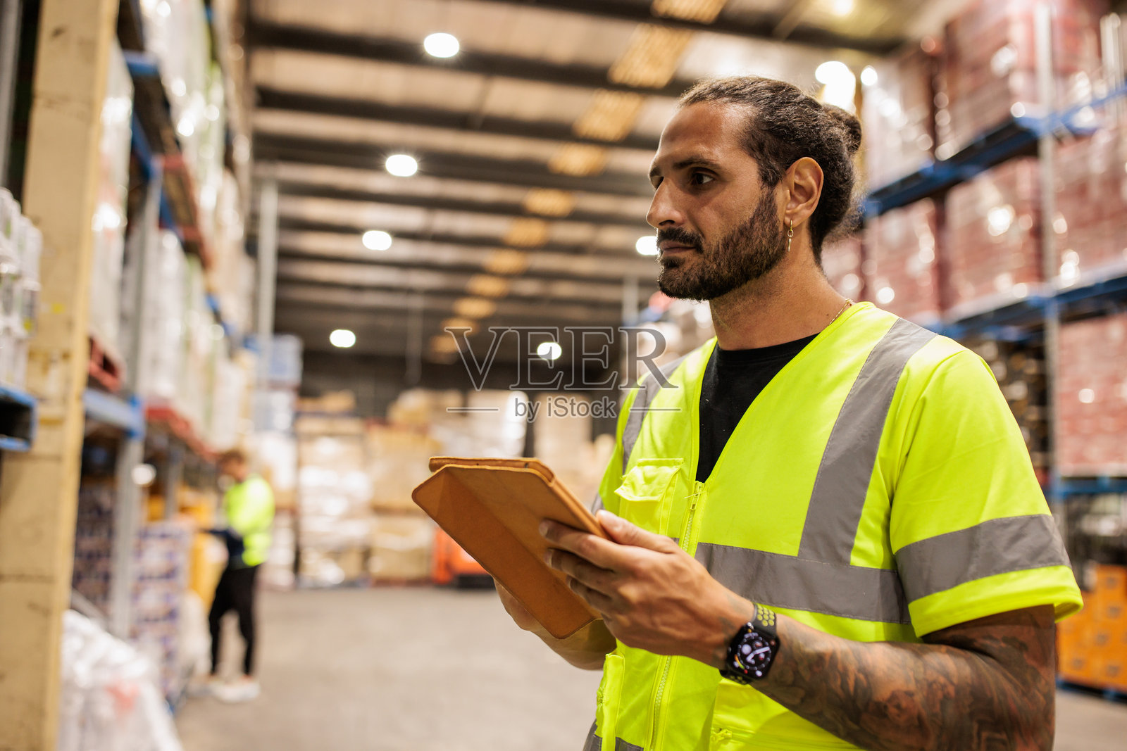 仓库工人使用平板电脑管理储藏室的库存照片摄影图片