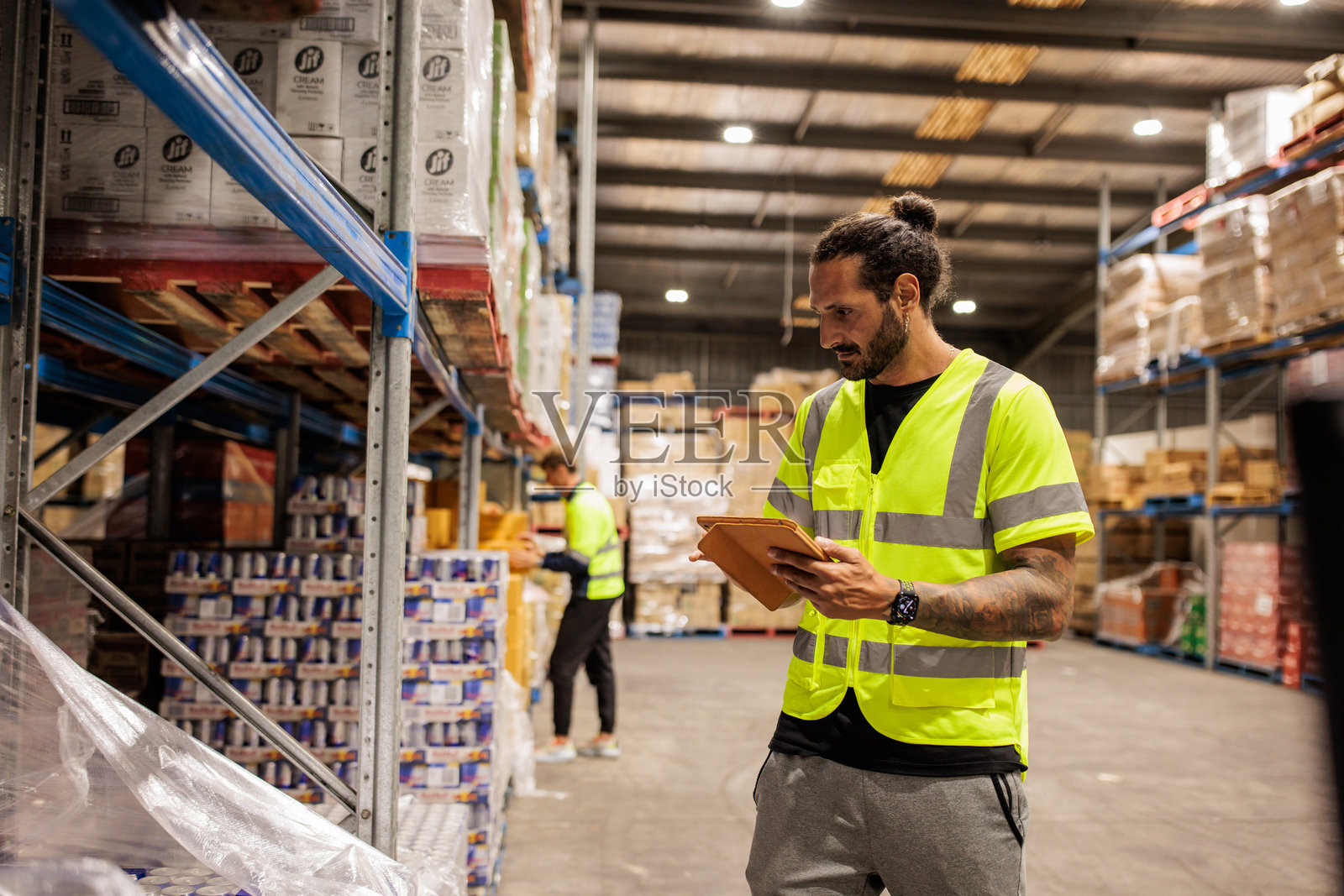 仓库工人使用平板电脑管理储藏室的库存照片摄影图片