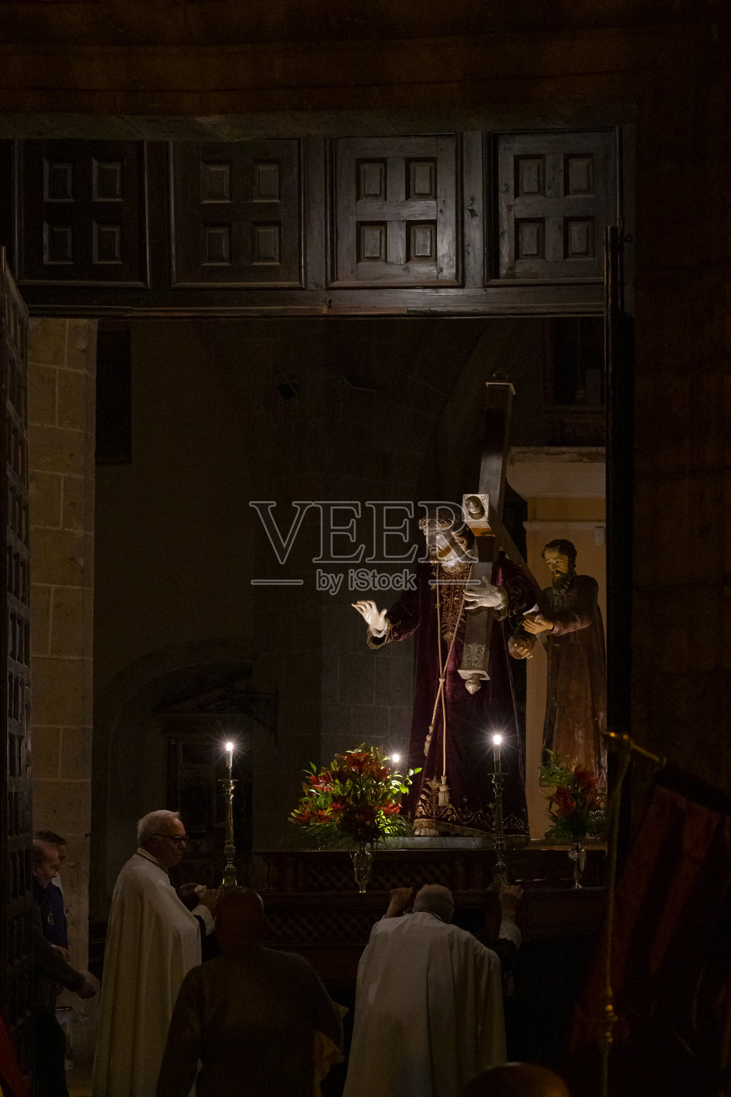 在圣周游行中,耶稣拿撒勒的雕刻在寺庙出口处。照片摄影图片