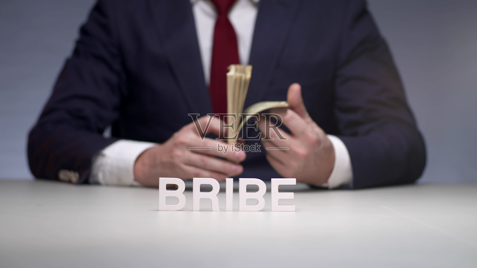 商业环境和市场中的地下或隐蔽贿赂交易照片摄影图片