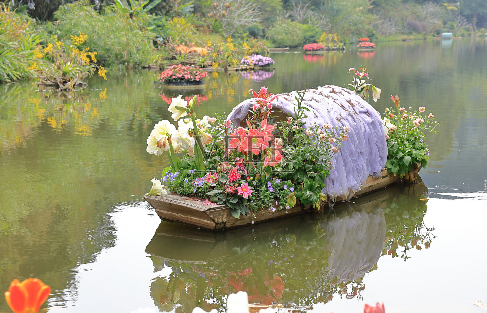 漂浮市场上的花朵与小船照片摄影图片