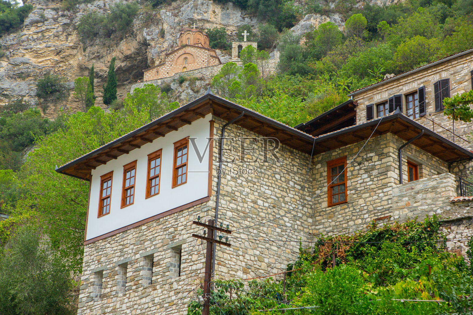 阿尔巴尼亚著名的贝拉特古镇。风景如画的街道，两旁是奥斯曼时代的房屋。照片摄影图片