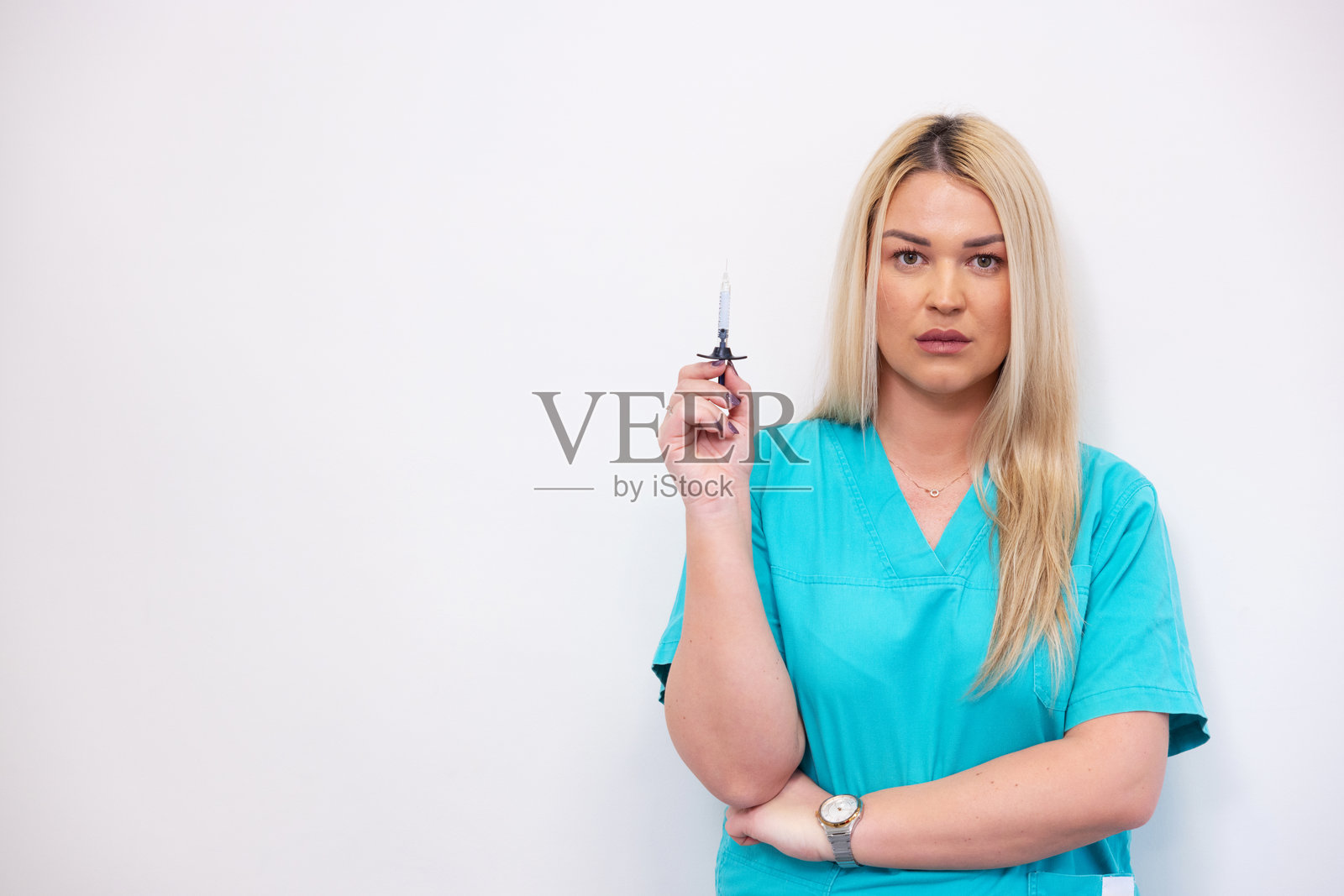 自信的女性皮肤科医生手持肉毒杆菌注射器照片摄影图片