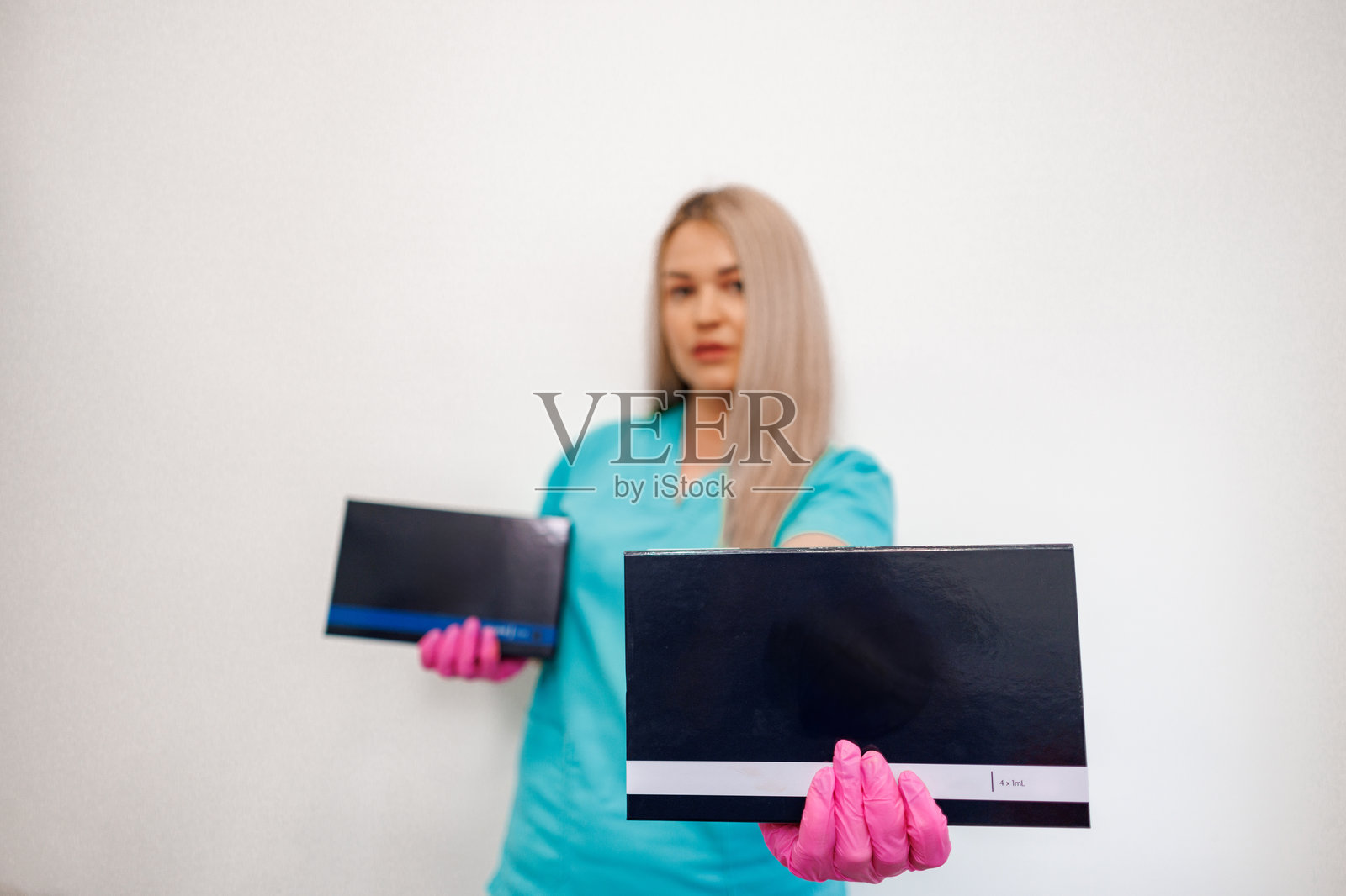 女性医疗专业人士手持美容产品盒子照片摄影图片