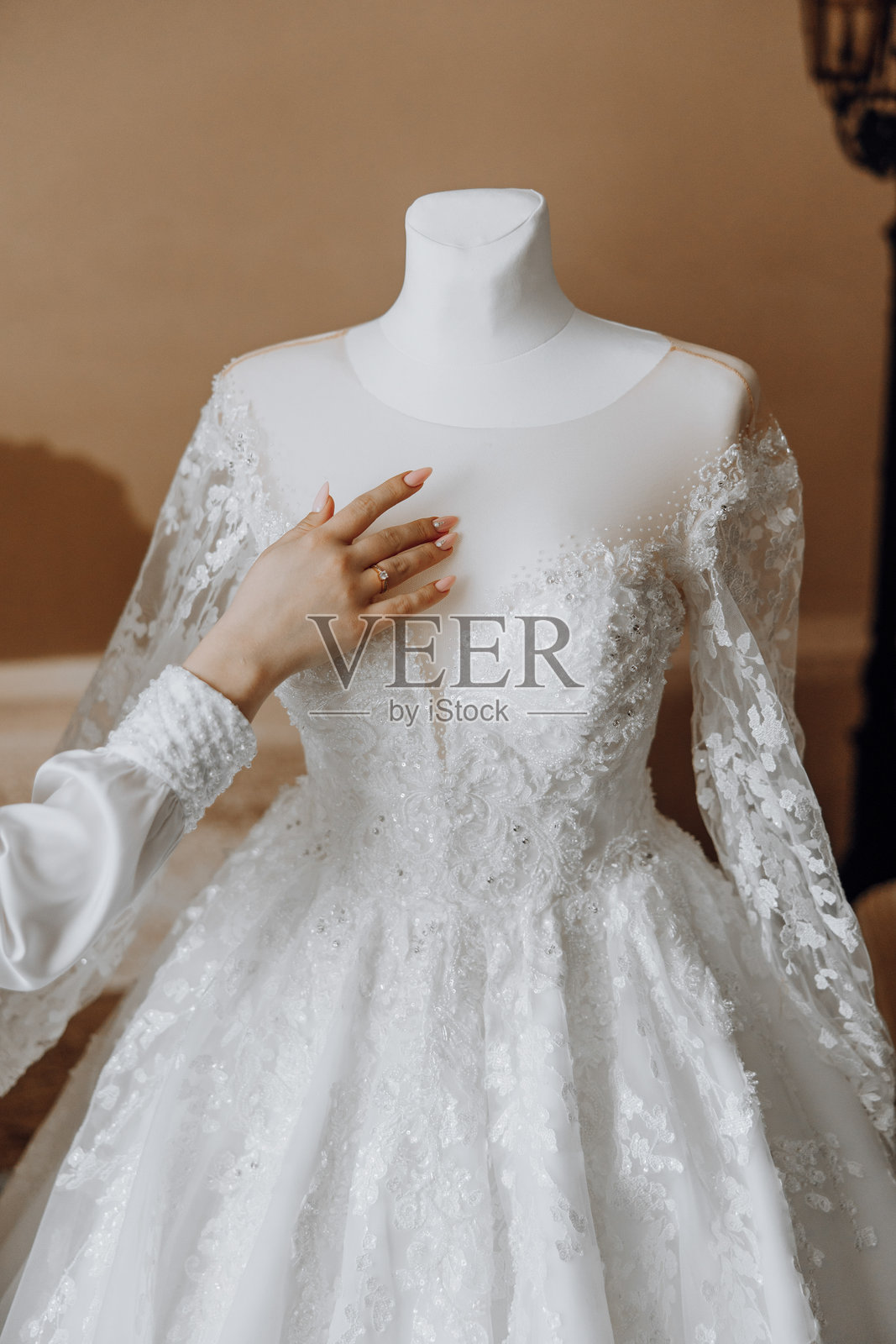 一位女性正在触摸婚纱照片摄影图片