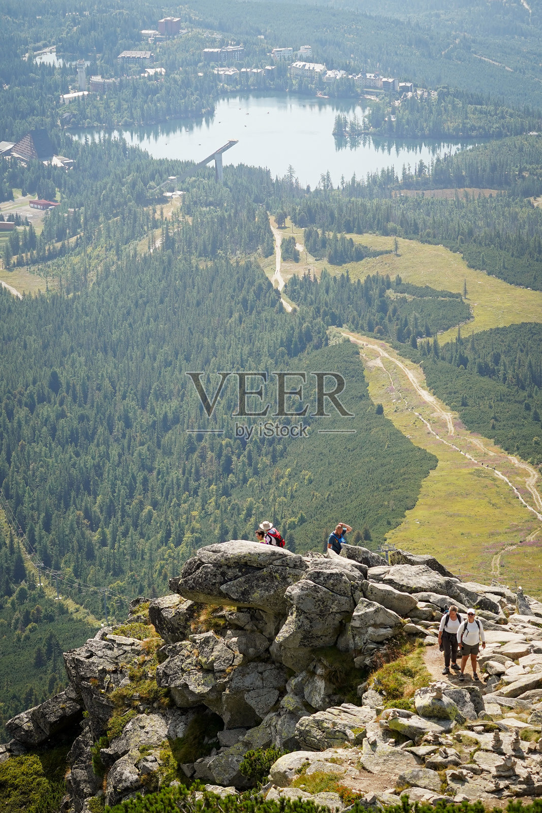 湖泊与滑雪道的山脉照片摄影图片
