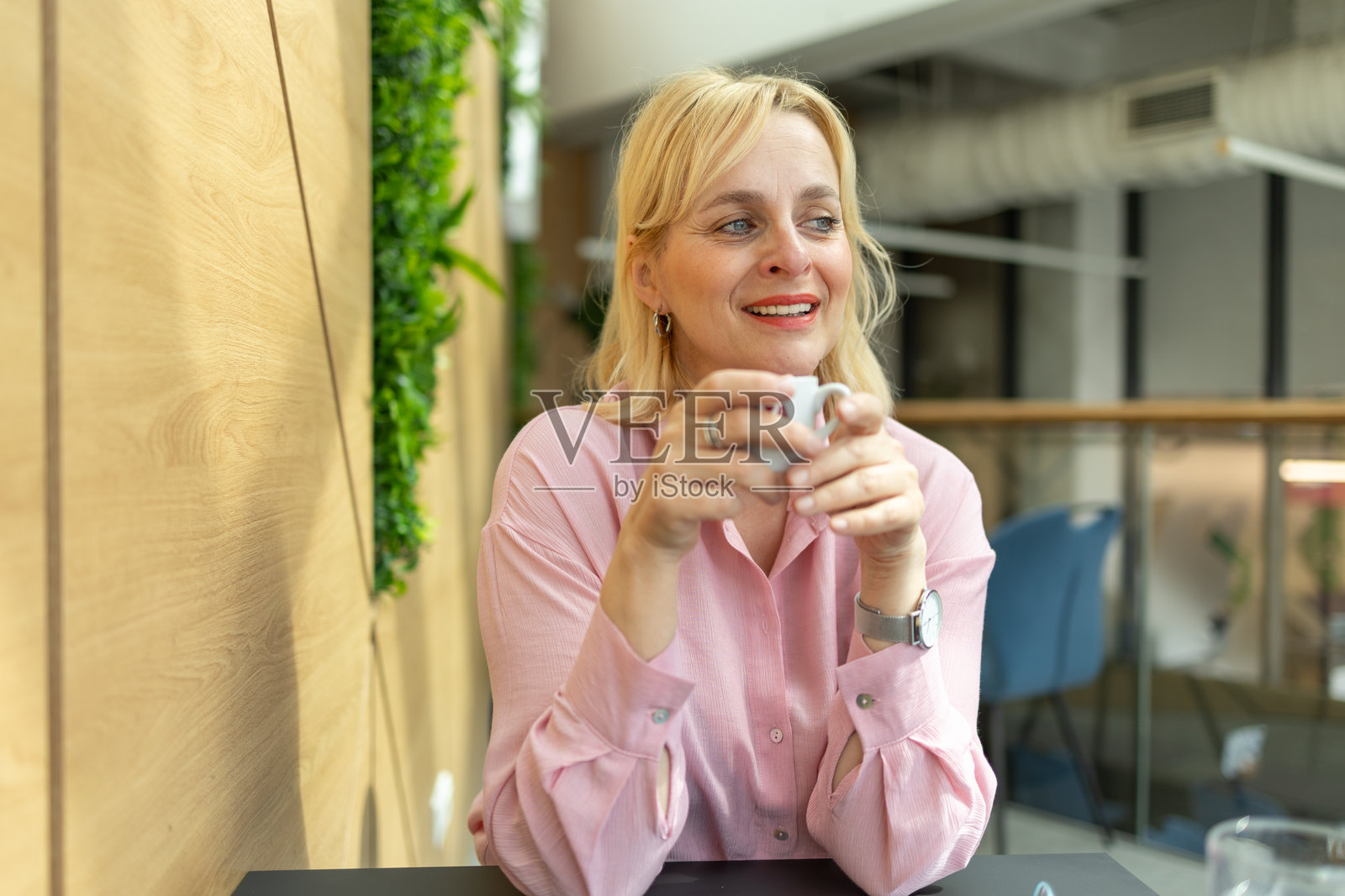 在最喜欢的咖啡馆享受一杯咖啡照片摄影图片