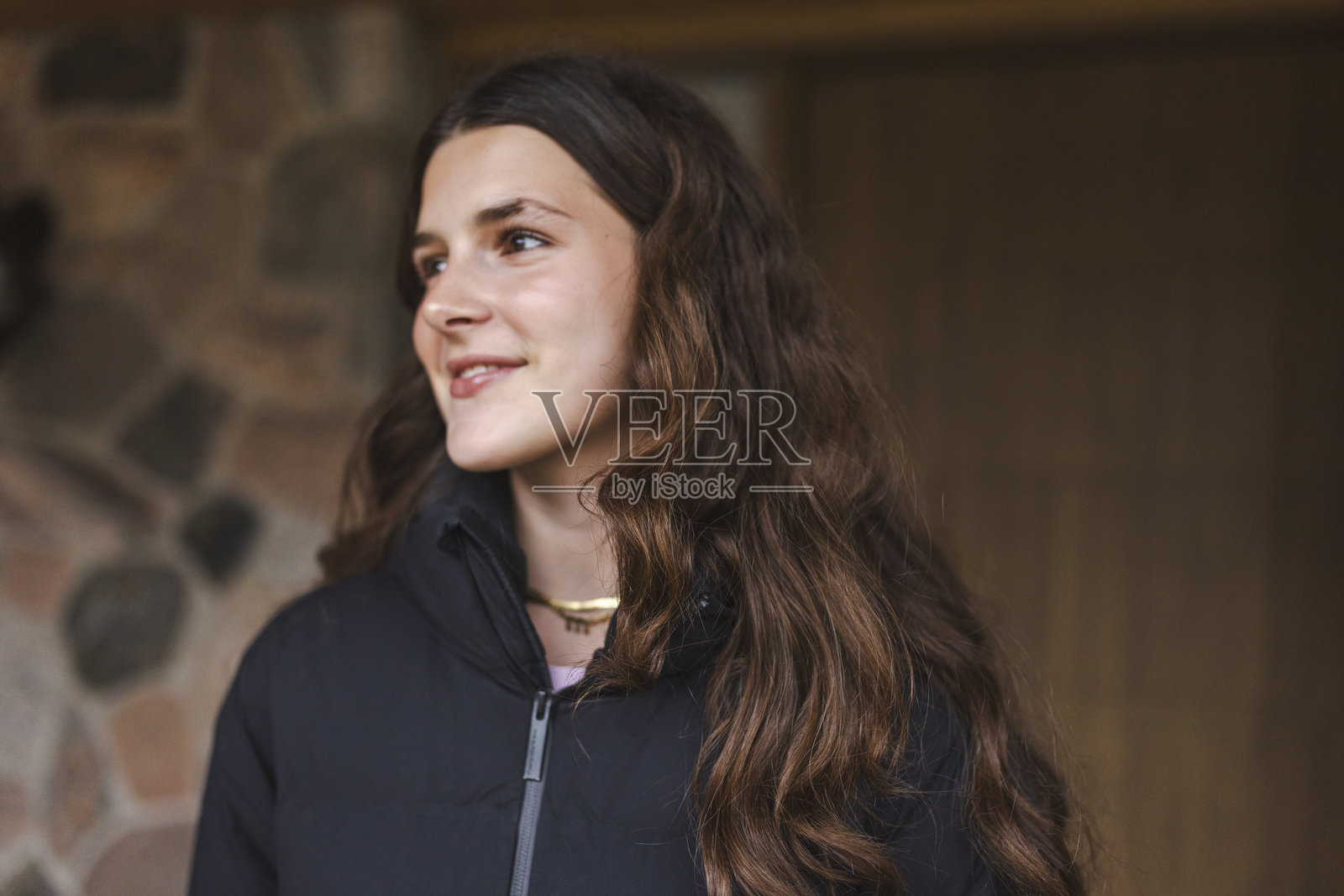 年轻女性在户外穿着夹克，神情沉思照片摄影图片