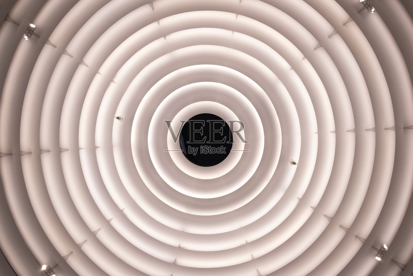 发光灯光的天花板层次。抽象背景照片摄影图片