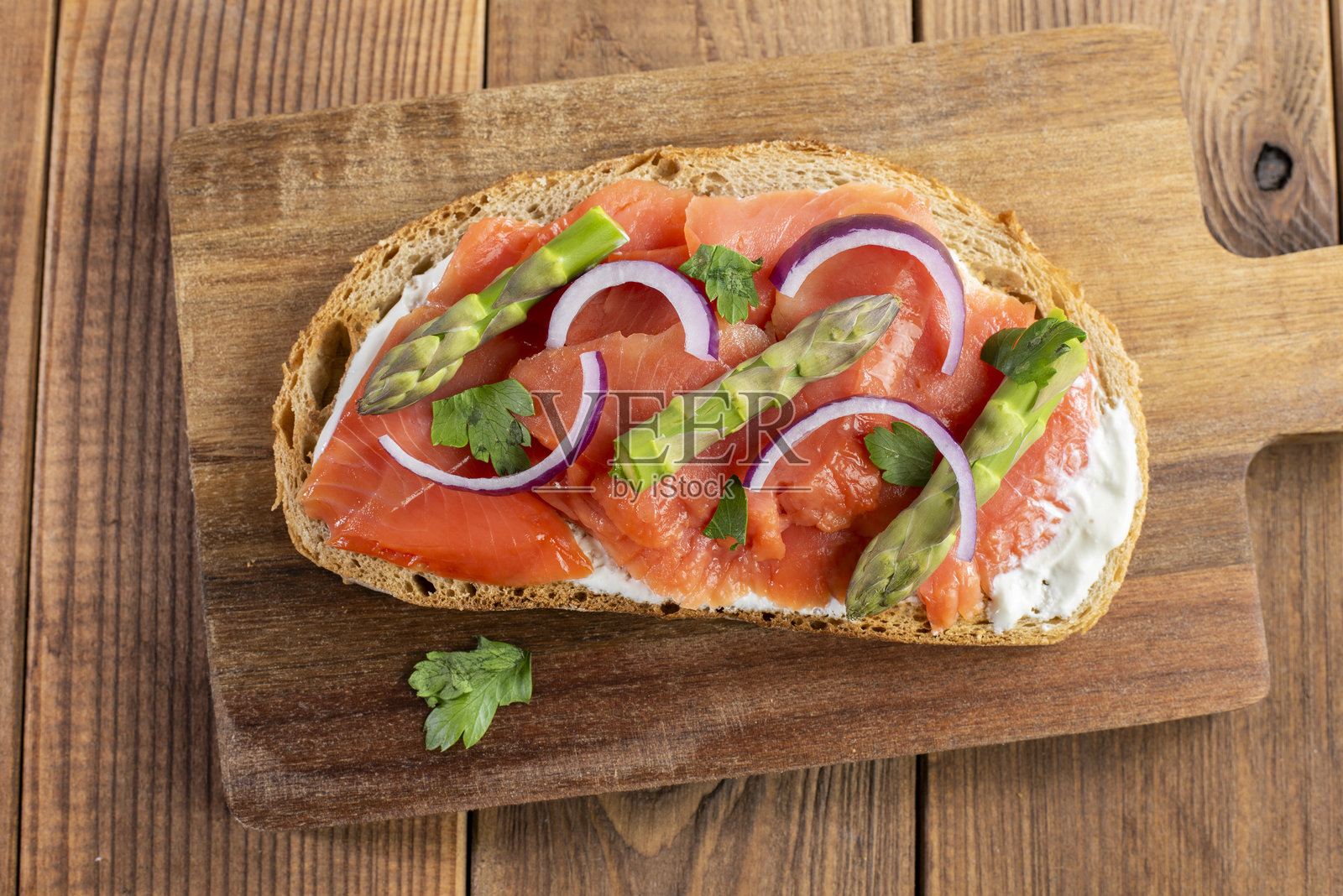 夹有咸三文鱼和芦笋的三明治照片摄影图片