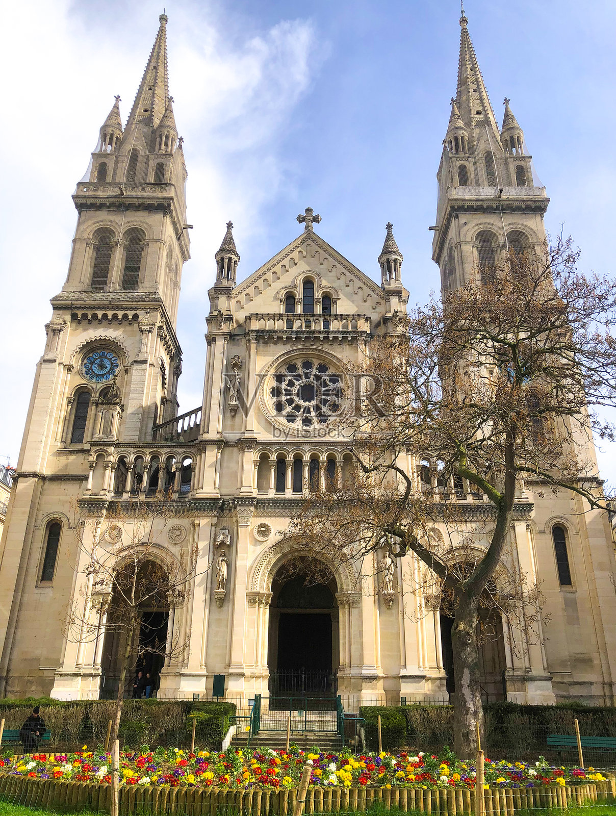 法国巴黎：春季第11区圣安布鲁瓦教堂的外观照片摄影图片