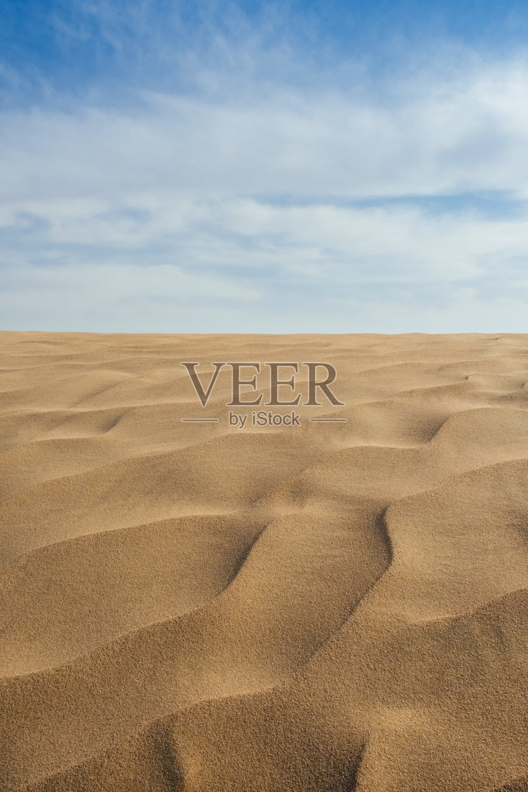 蓝天下沙丘起伏的沙漠风景照片摄影图片