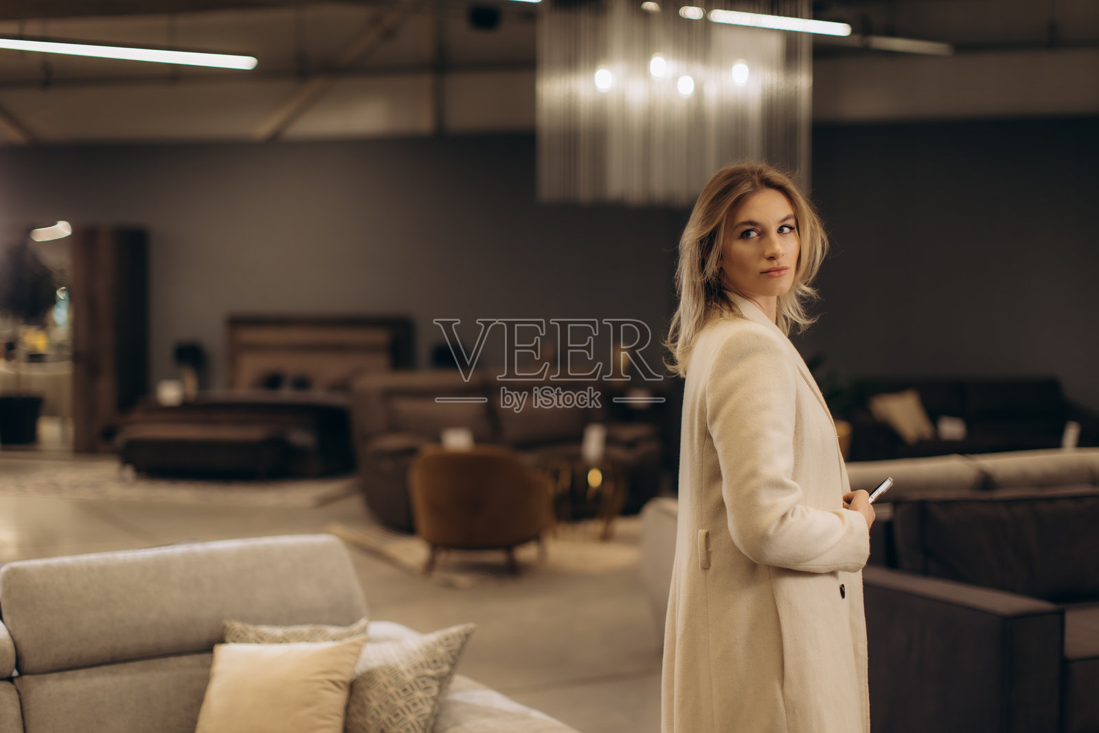 优雅女性在现代家具展厅内探索室内设计选择照片摄影图片