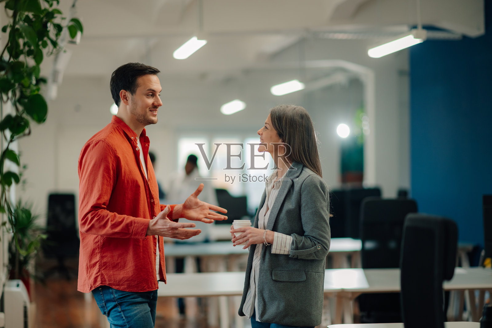 商务同事在办公室进行交谈照片摄影图片