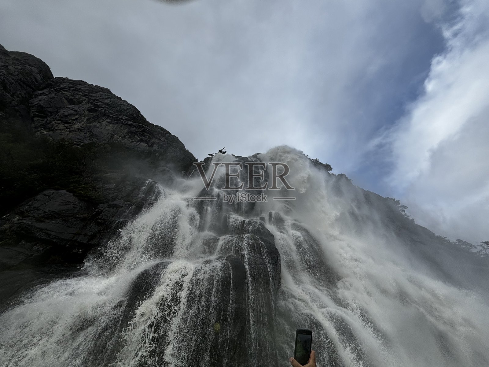 赫尔贾内瀑布在吕瑟峡湾的特写镜头照片摄影图片
