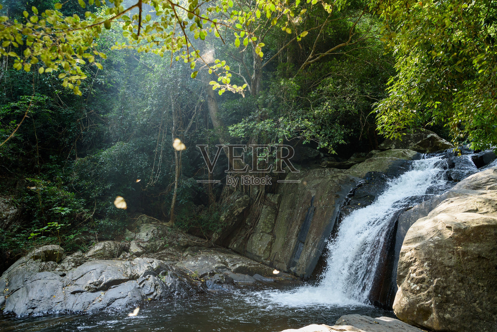泰国凯恩克拉昌国家公园深林中的美丽瀑布——帕拉乌瀑布。照片摄影图片