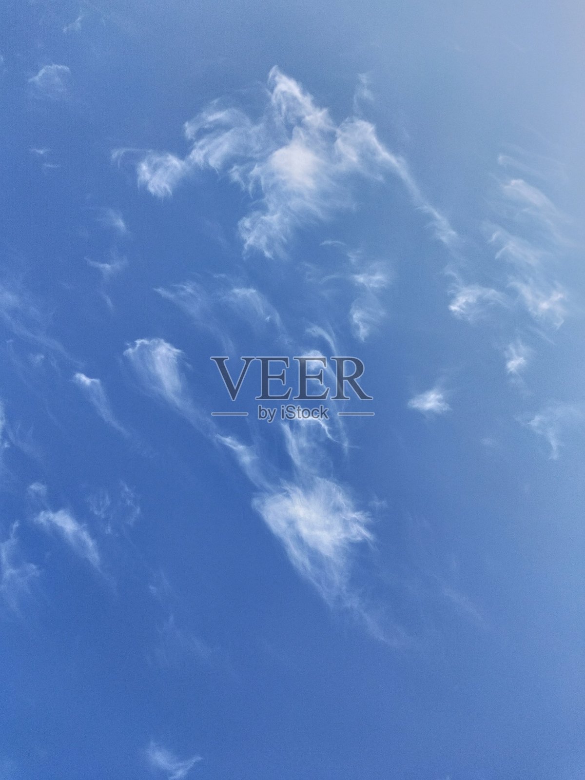 温和的天使卷云漂浮在晨空中照片摄影图片