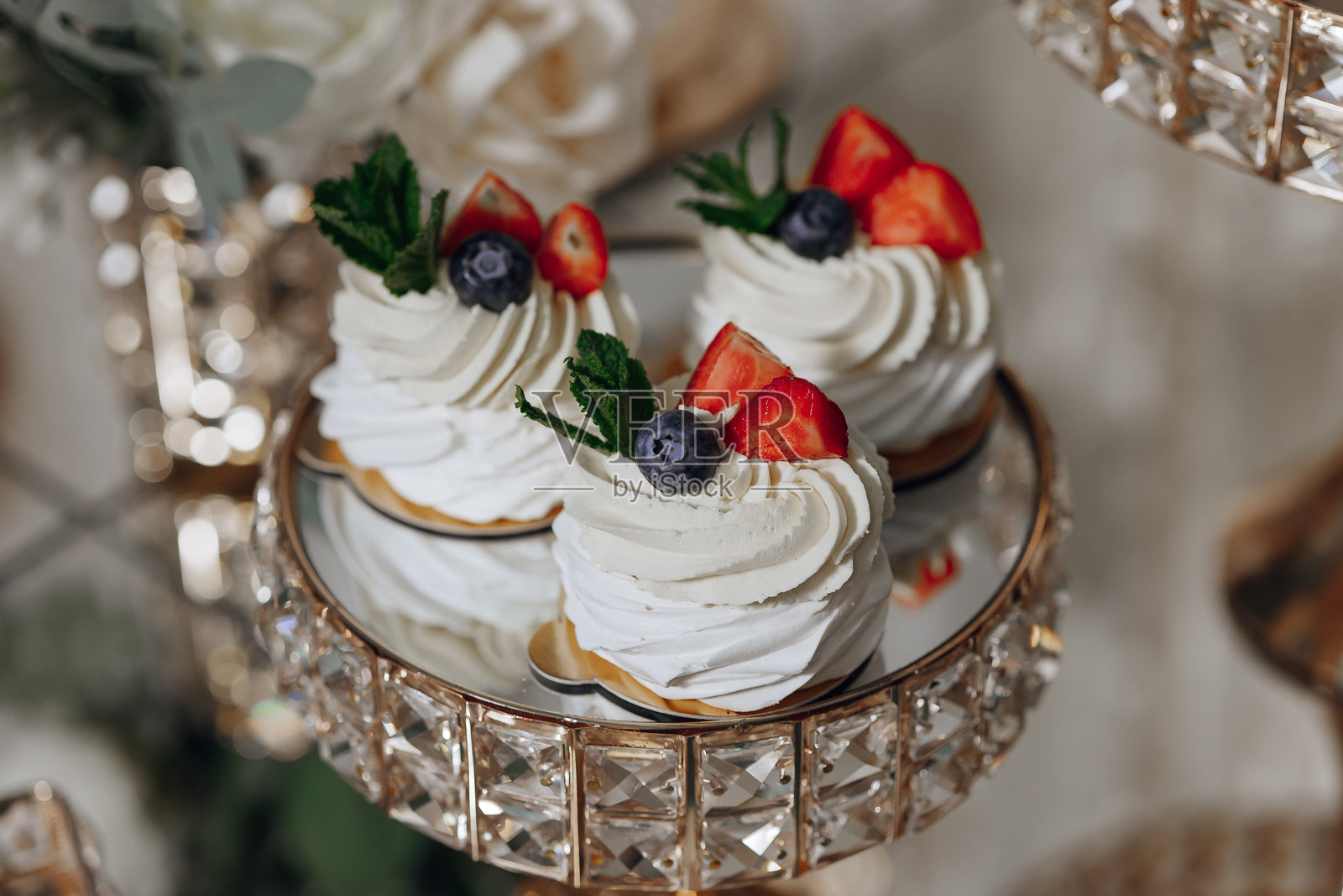 三小蛋糕，上面放着草莓和蓝莓照片摄影图片