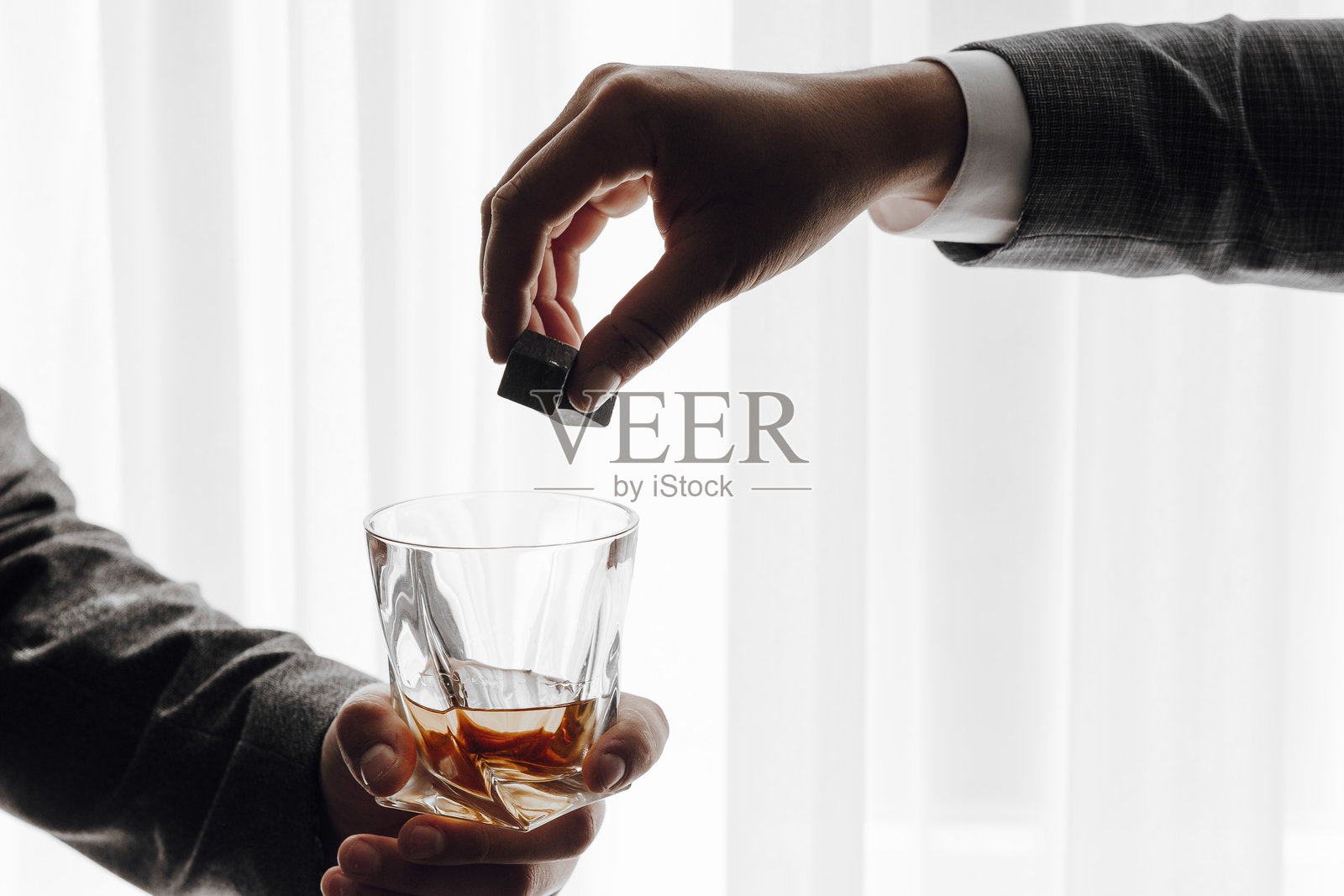 两个男人手里拿着酒杯照片摄影图片