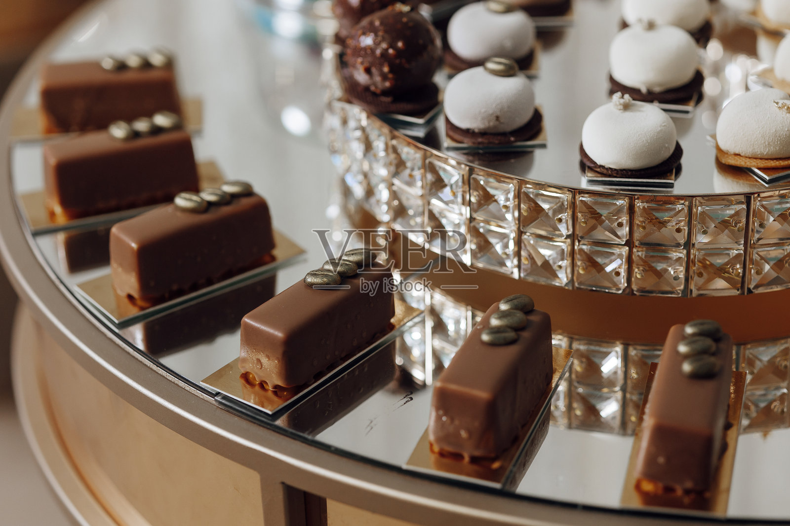 一盘各式各样的甜点，包括布朗尼和饼干照片摄影图片