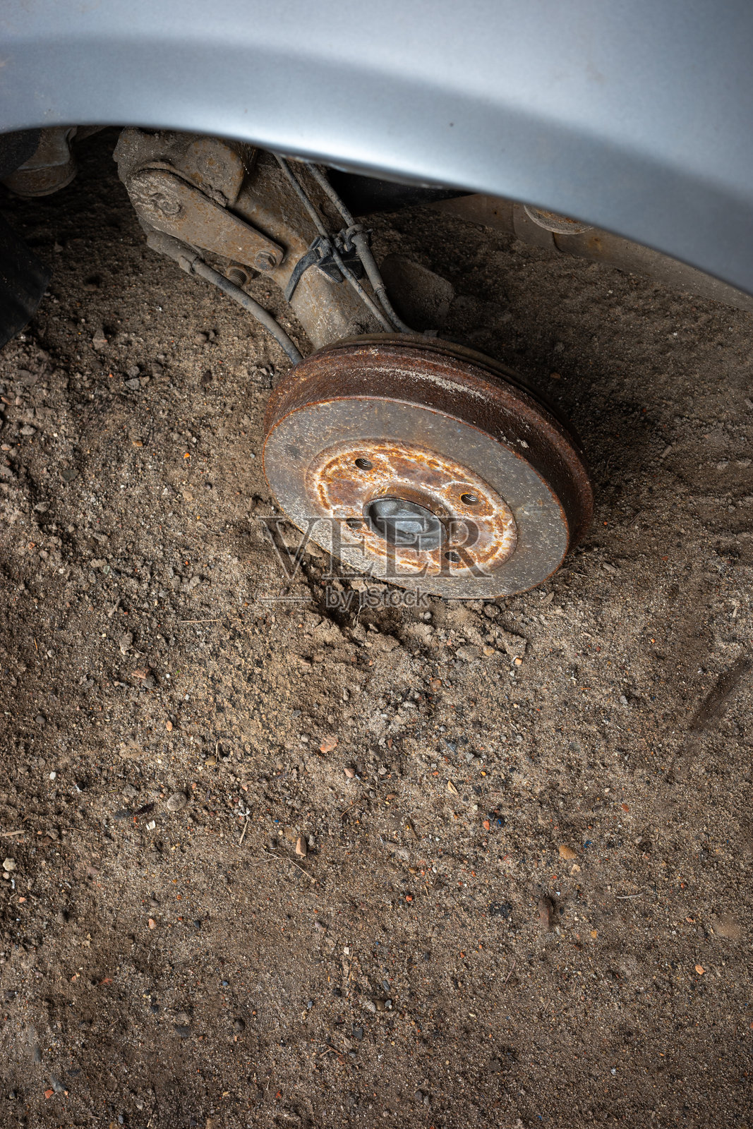 废弃客车的生锈轮毂。照片摄影图片