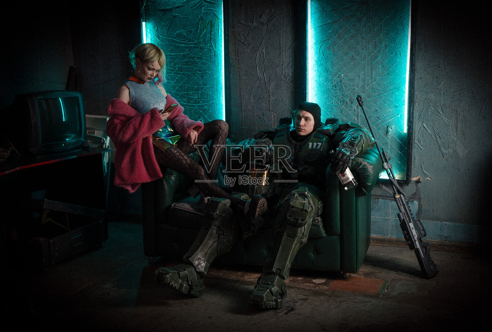 年轻女性在家中坐着的全身照照片摄影图片