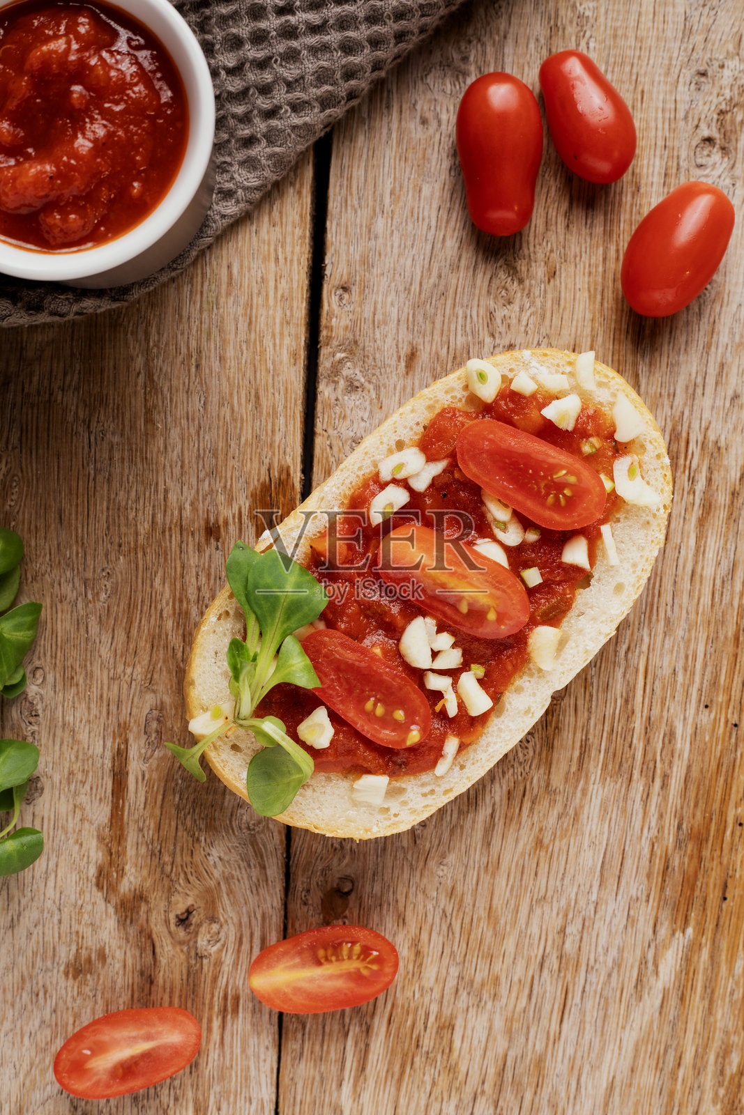 美味的自制面包意式开胃小菜，配有樱桃番茄、奶酪和蔬菜照片摄影图片