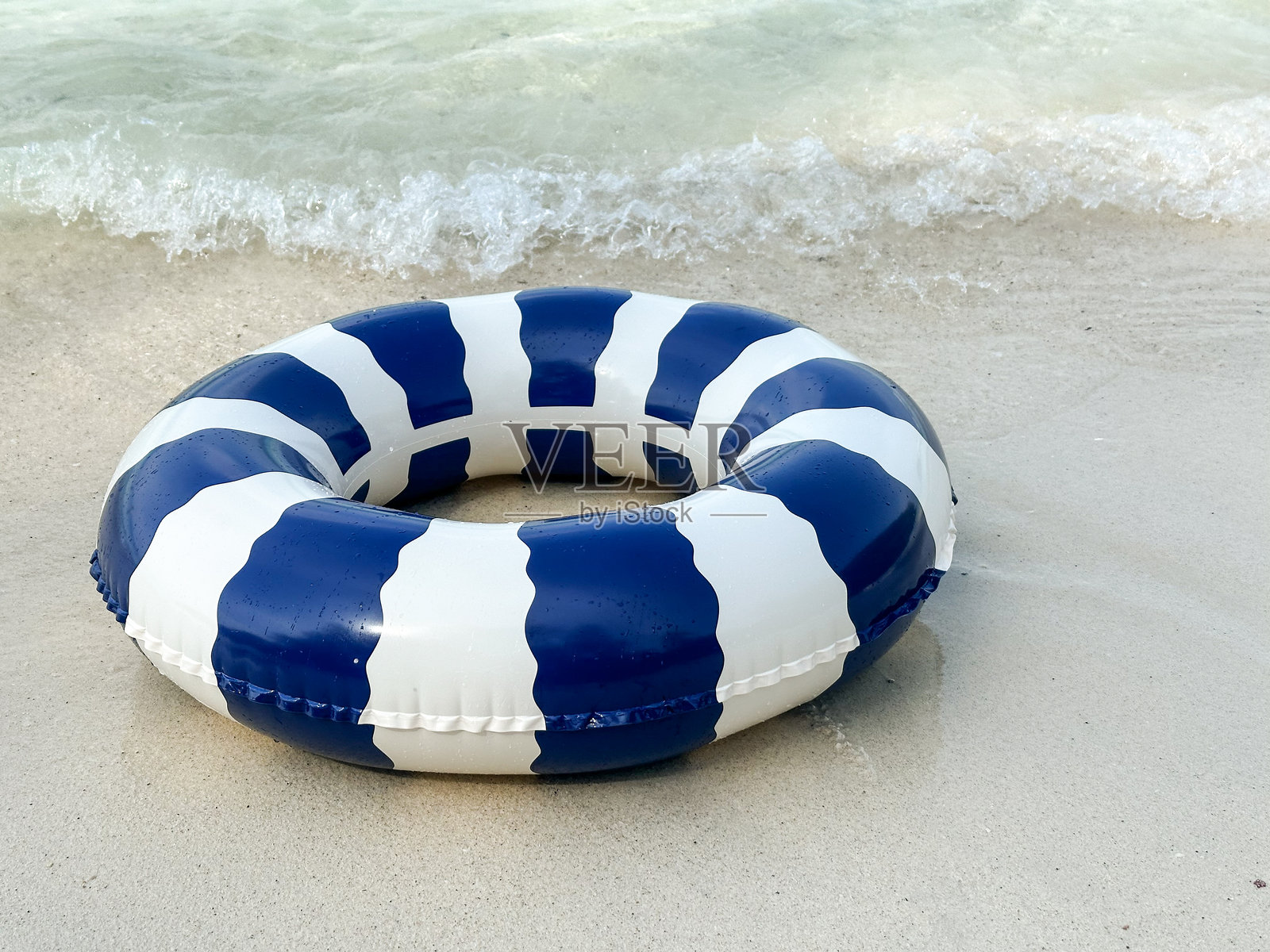 等待海浪：沙滩上的浮筒照片摄影图片