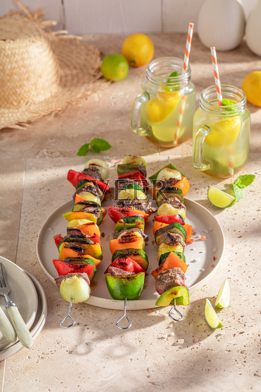 新鲜烤制的串烧，健康的夏季开胃菜。照片摄影图片