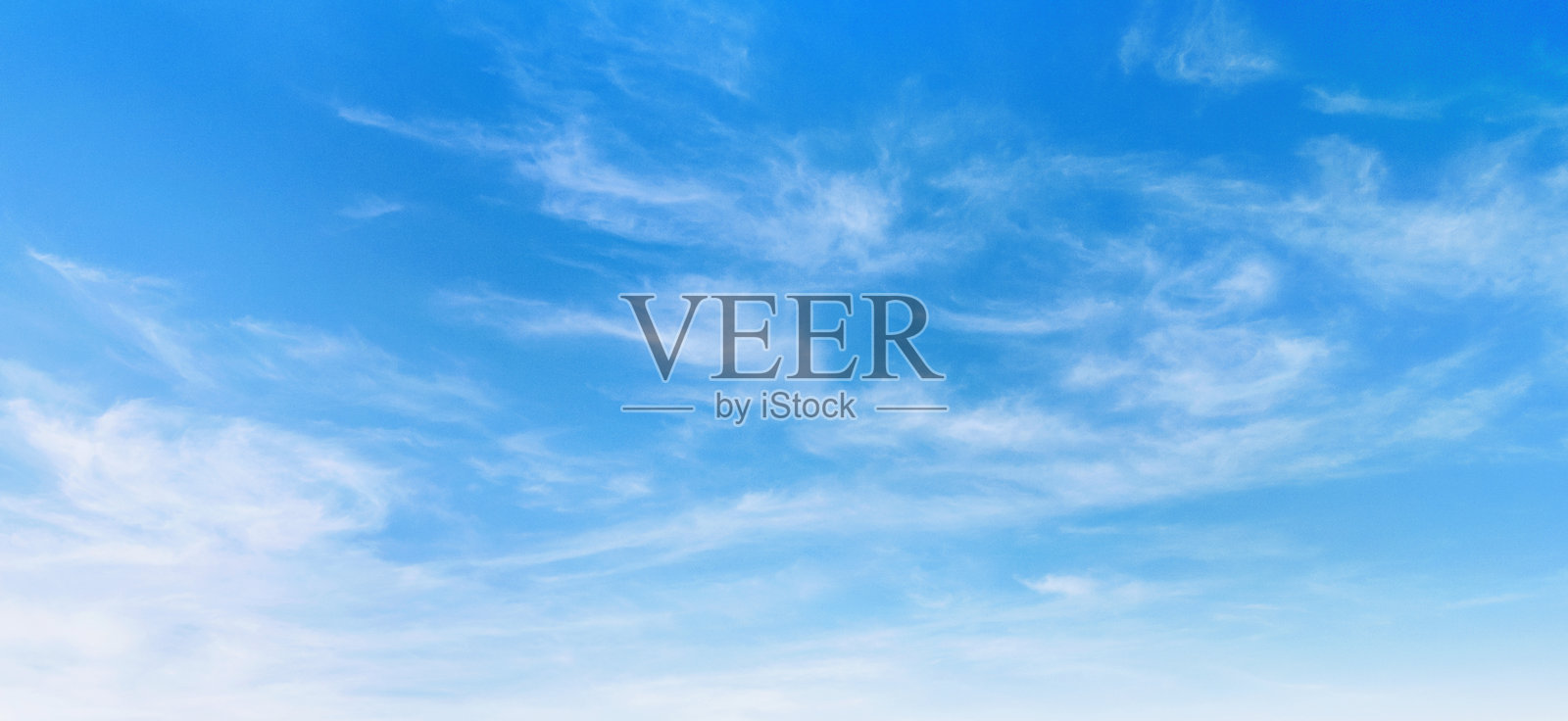 晴朗的蓝天，点缀着几朵白云照片摄影图片