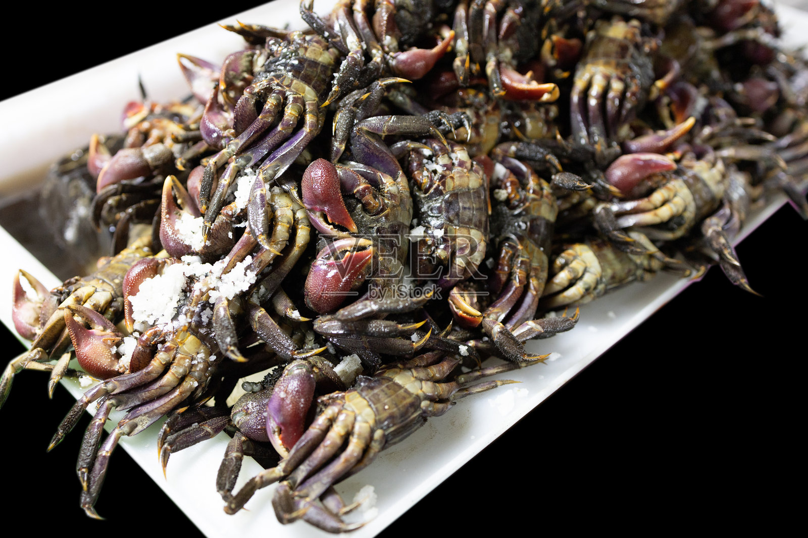 俯视盐渍稻田蟹，聚焦选择性。照片摄影图片