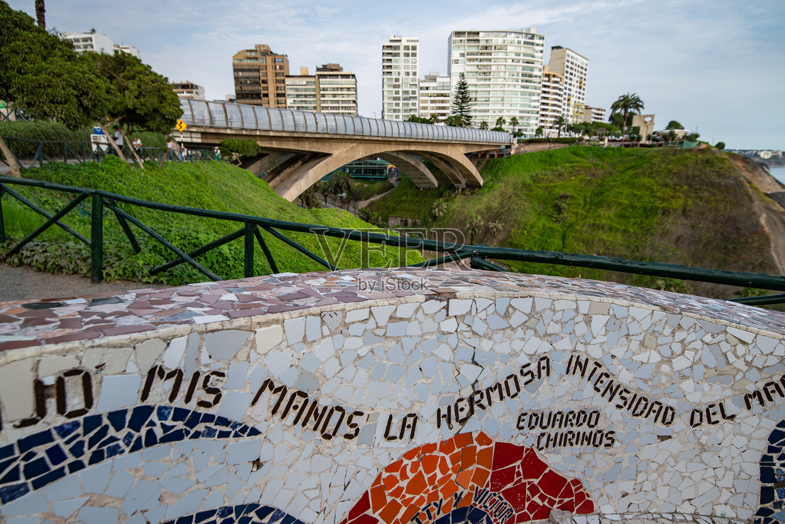 秘鲁利马米拉弗洛雷斯区太平洋沿岸的爱情公园，阴云密布的日子照片摄影图片