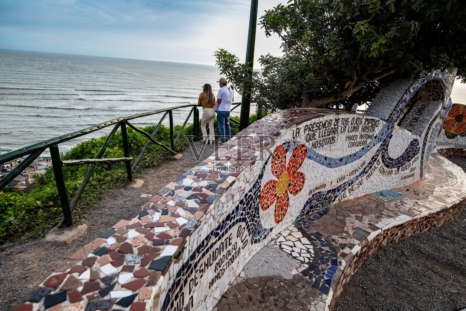 秘鲁利马米拉弗洛雷斯区太平洋沿岸的爱情公园，阴云密布的日子照片摄影图片