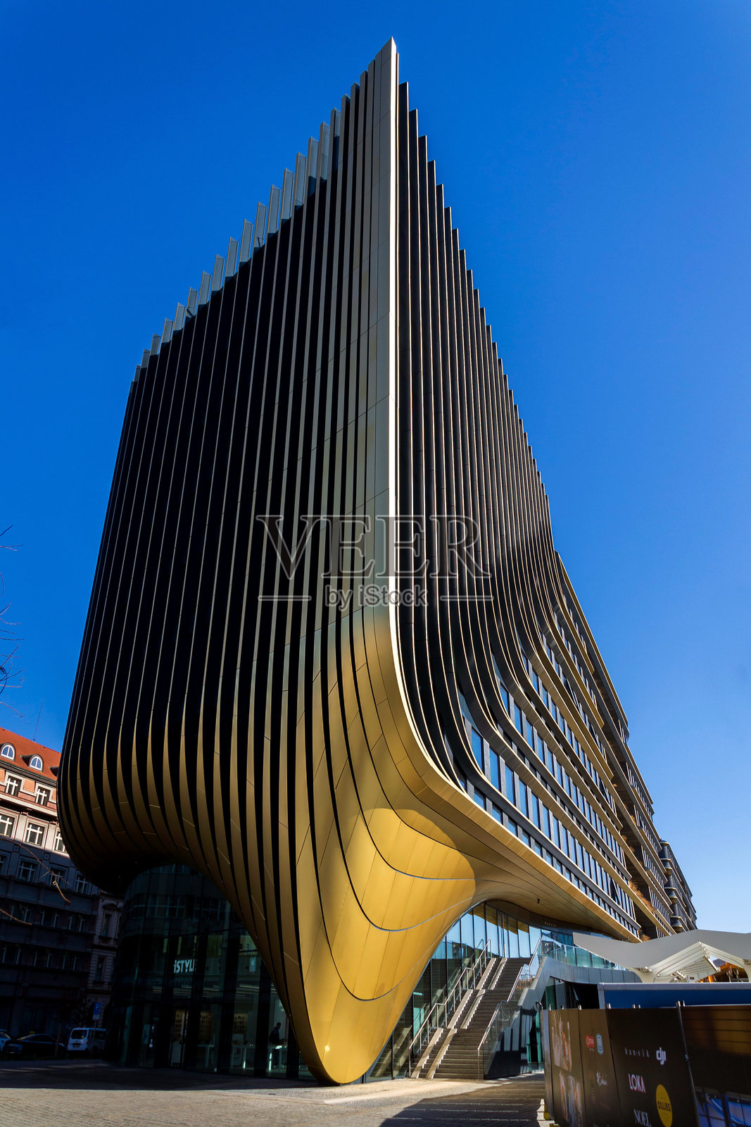 扎哈·哈迪德建筑事务所设计的马萨里克办公和零售大楼，金色外立面，2025年3月5日，捷克共和国布拉格。照片摄影图片