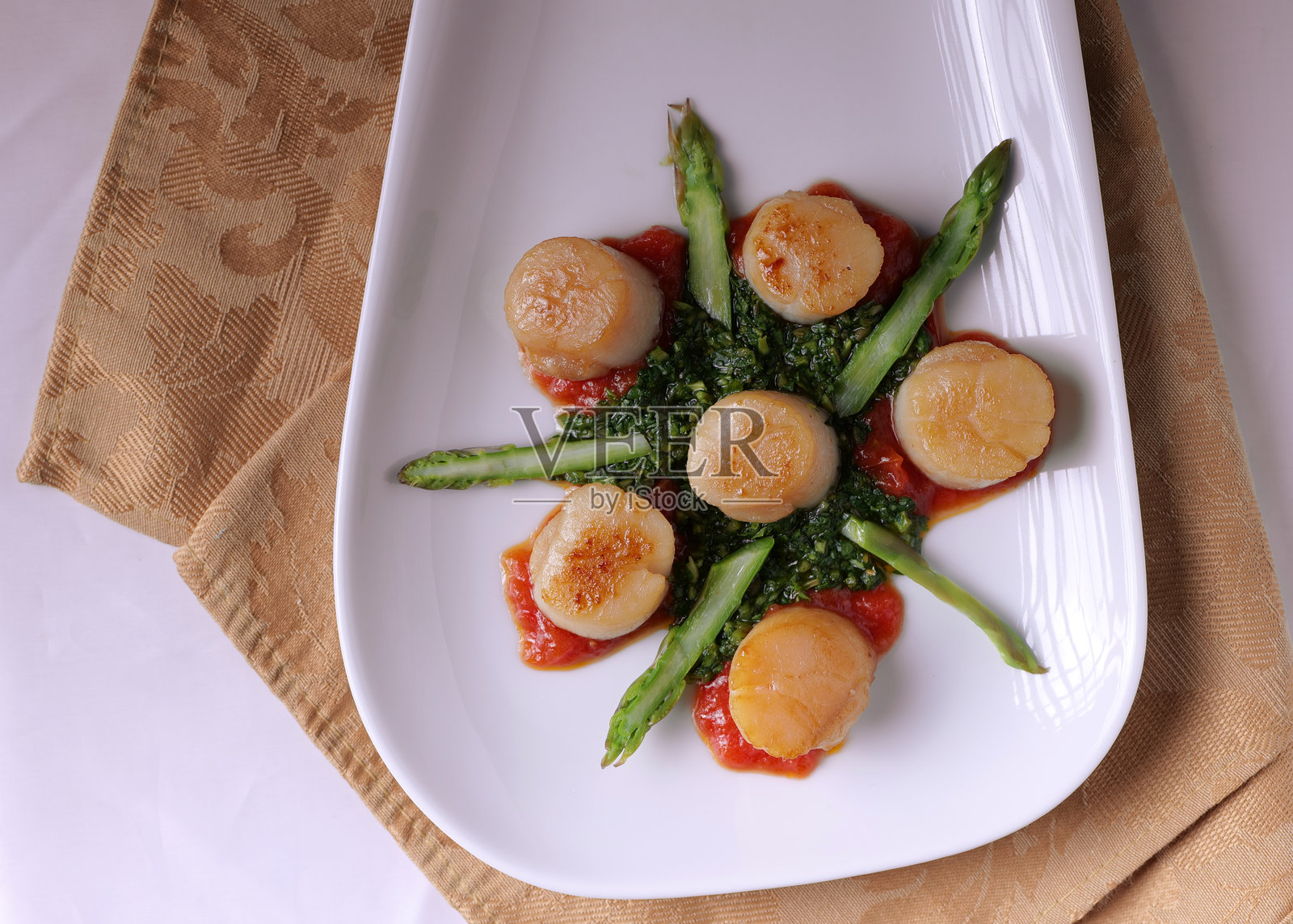 扇贝配番茄酱、水田芥和芦笋照片摄影图片