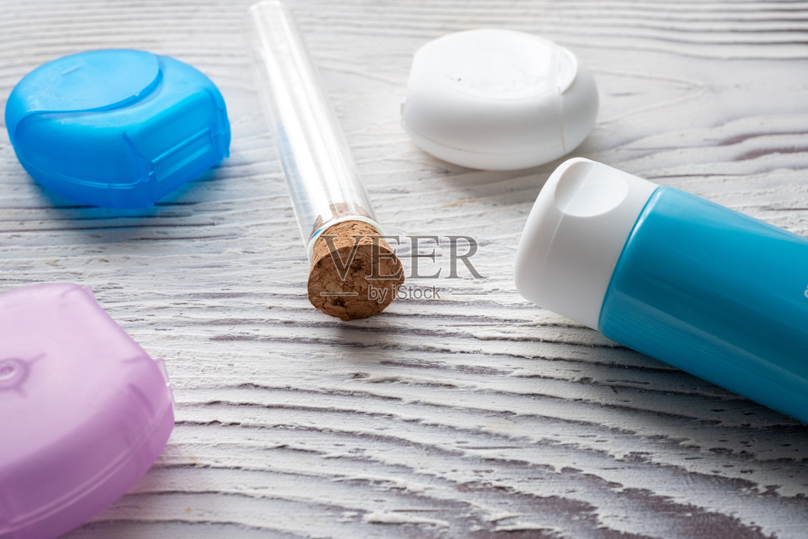 白色背景上的牙线和牙膏，牙科概念照片摄影图片