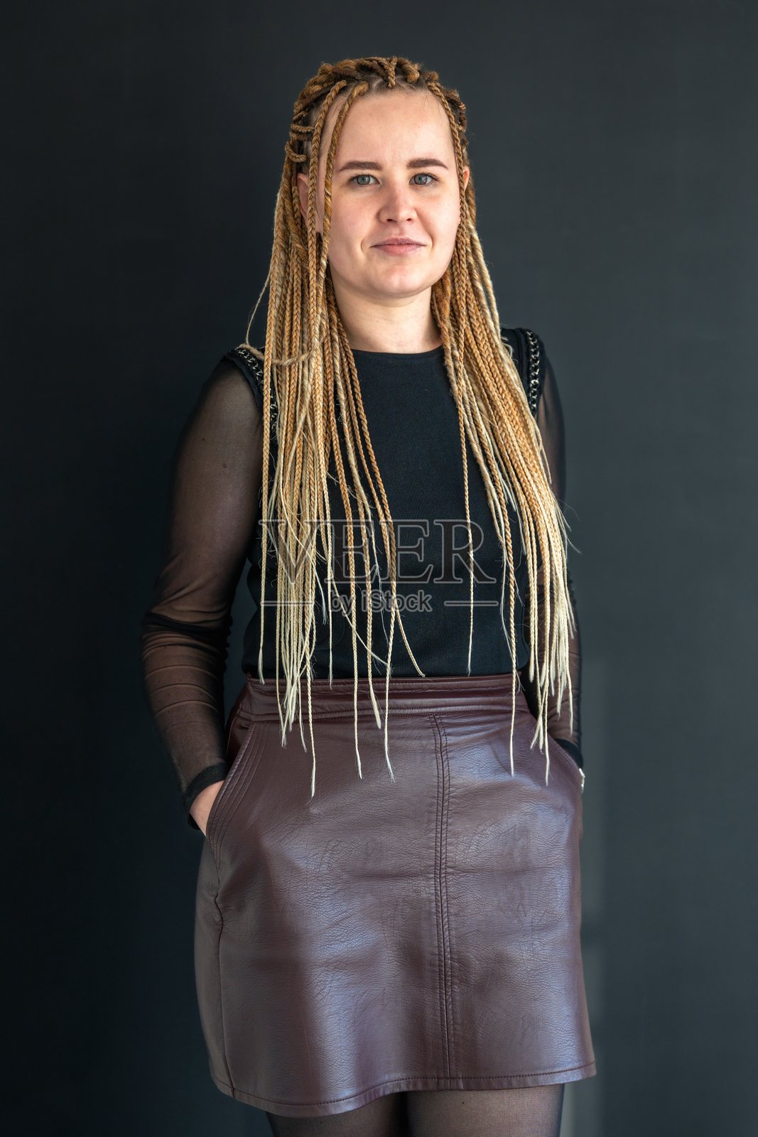 年轻女牙医的肖像。牙科概念。牙齿治疗。照片摄影图片