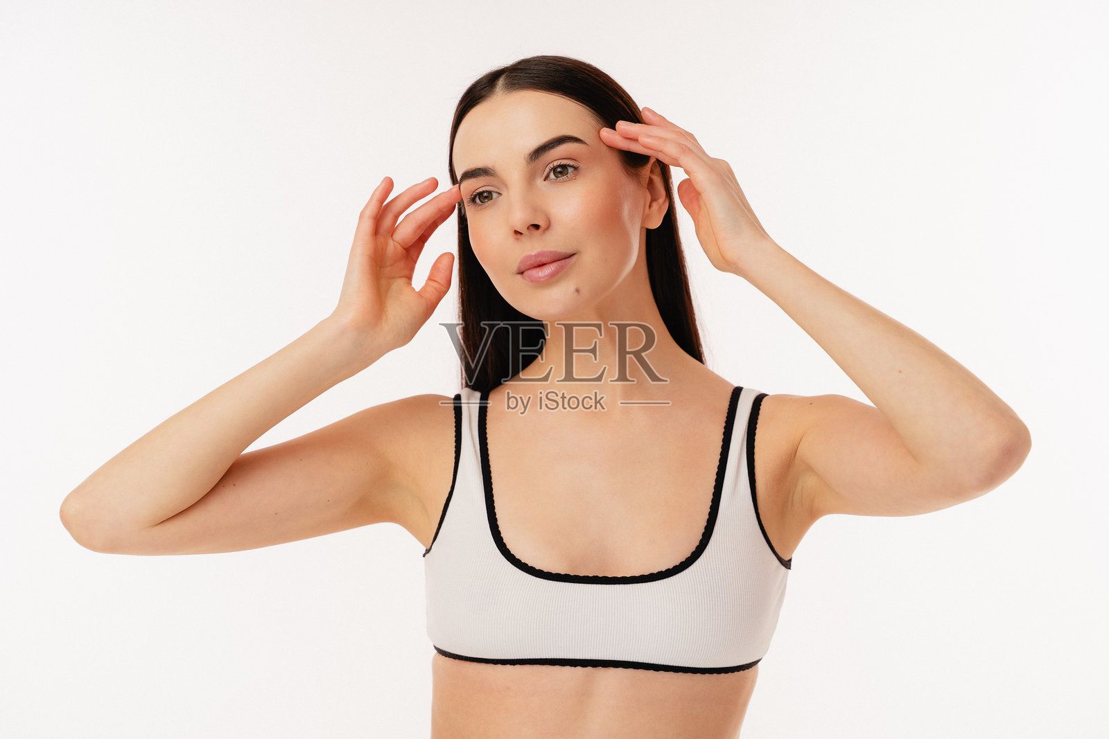 自信的个体在白色背景上摆姿势，穿着时尚的上衣照片摄影图片