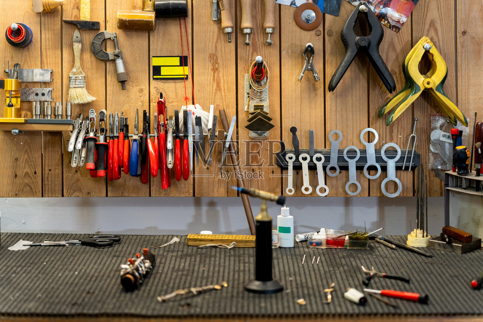 制琴师的工作台，上面摆放着制作和修理乐器的工具照片摄影图片