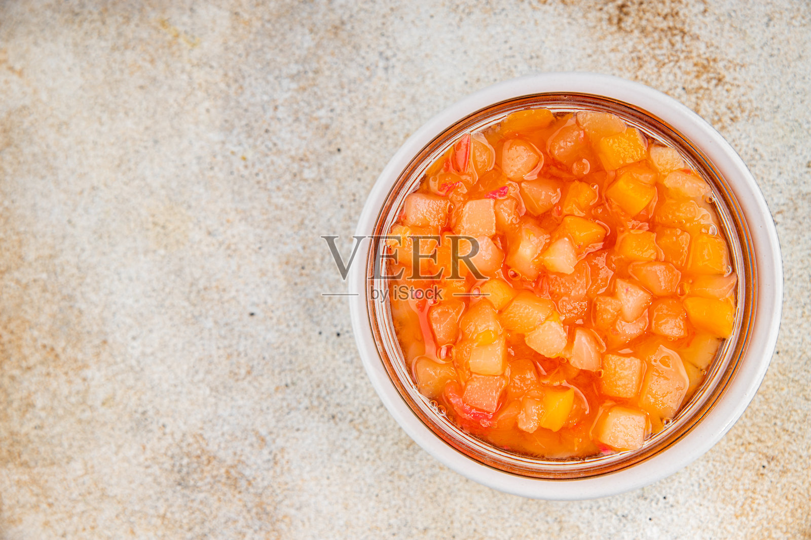 有机水果和浆果的糖浆水果，甜点，美味新鲜的美食，背景在桌子上，乡村风格的食物俯视图，留白空间照片摄影图片