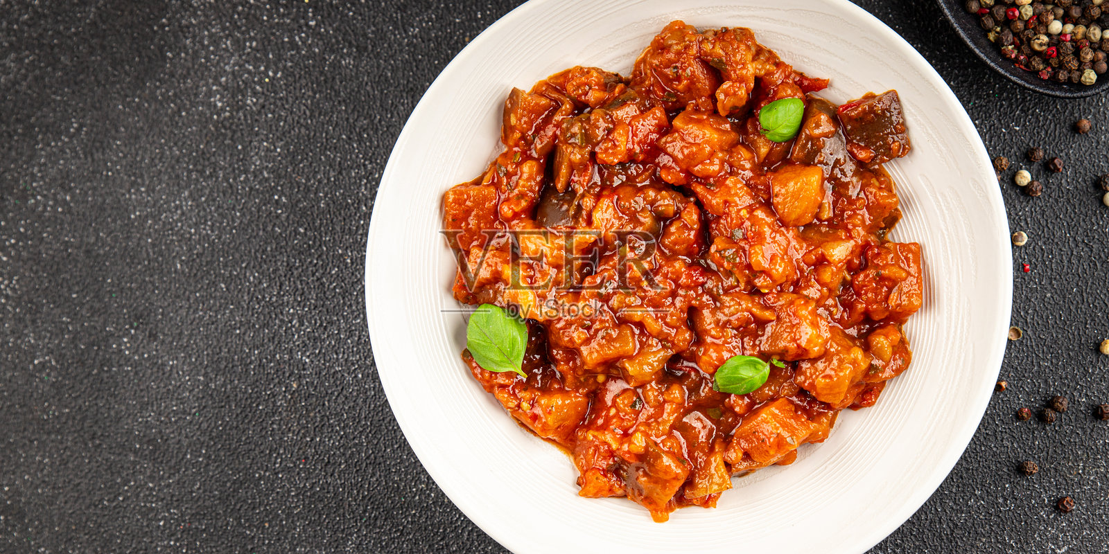 茄子炖菜，蔬菜沙拉，美味新鲜，精致美食，桌面背景，乡村风格，俯视图，留白，生酮和古饮食，素食和纯素食。照片摄影图片