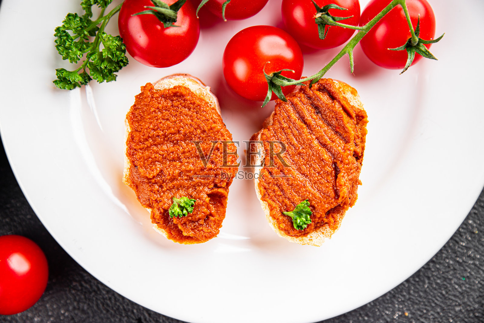 红椒酱、烤蔬菜鹰嘴豆泥开胃菜、新鲜美食背景、桌面上的乡村风格美食俯视图、留白、适合生酮和古饮食、素食和纯素食。照片摄影图片