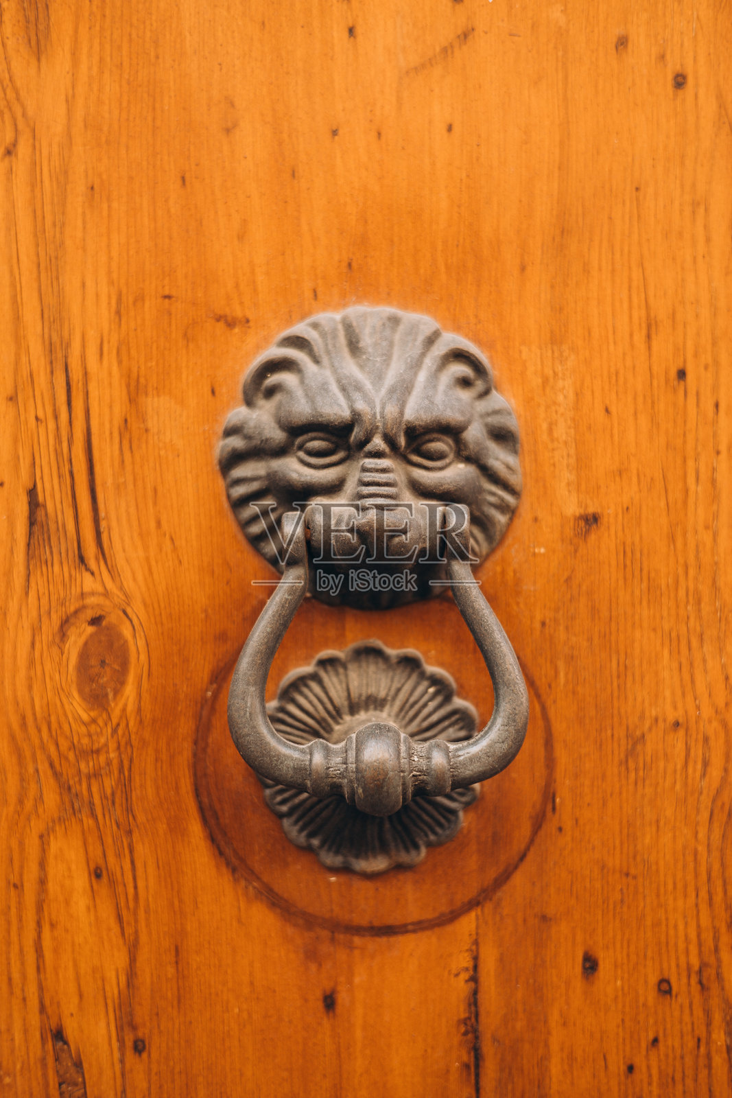 古董黄铜狮头门环，金属狮子门饰件照片摄影图片