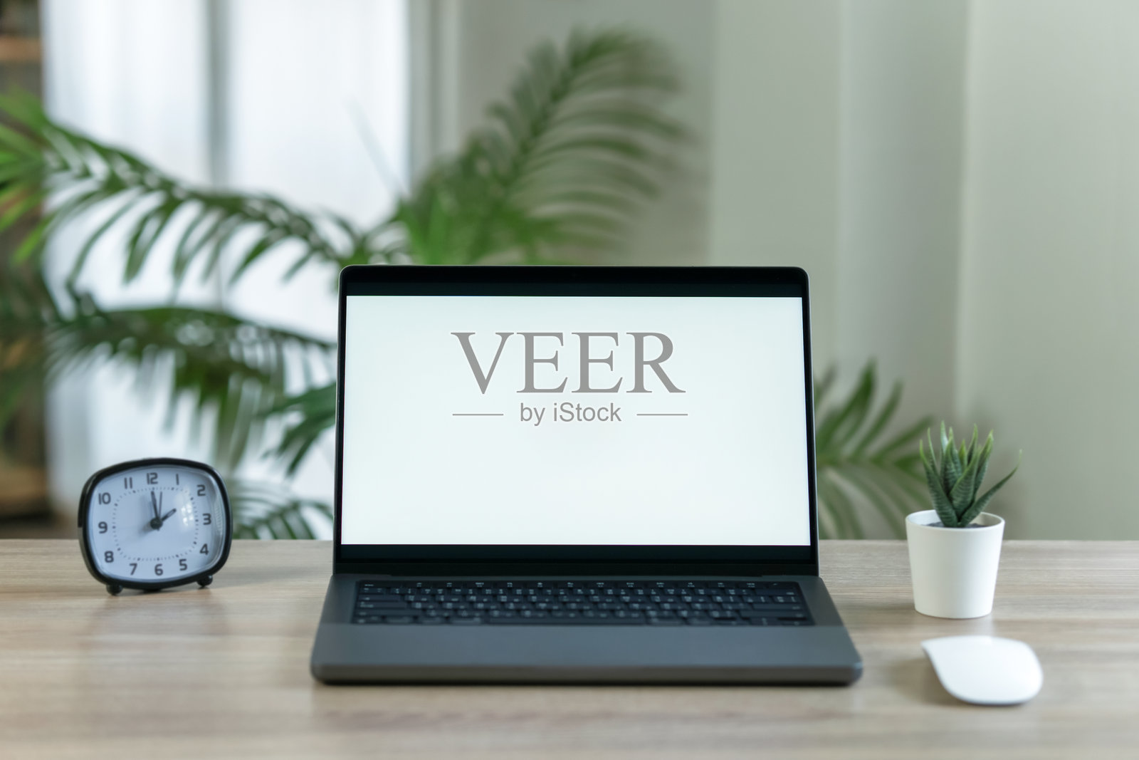 空白屏幕电脑的模型，背景为白色，广告文本，空白屏幕笔记本电脑，白色桌子与白色墙壁背景照片摄影图片