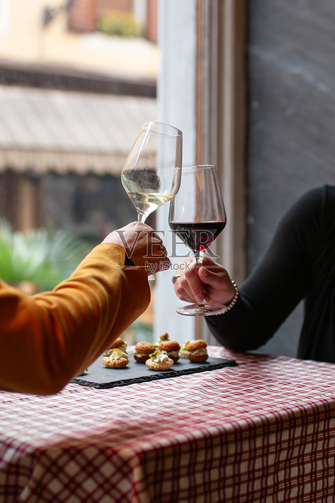 优雅的窗边酒杯碰撞照片摄影图片